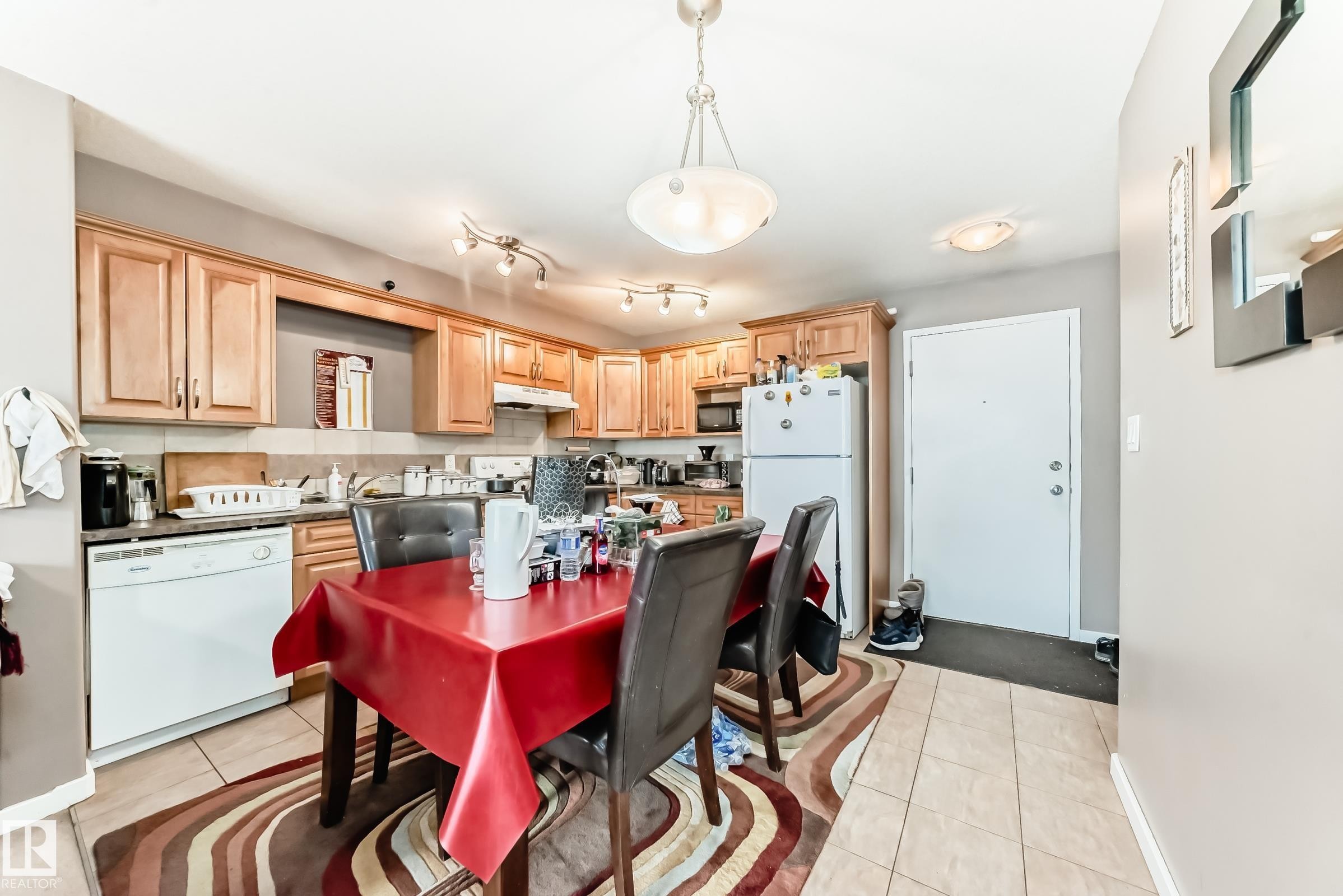 #203 11827 105 St Nw, Edmonton, AB - Indoor Photo Showing Kitchen