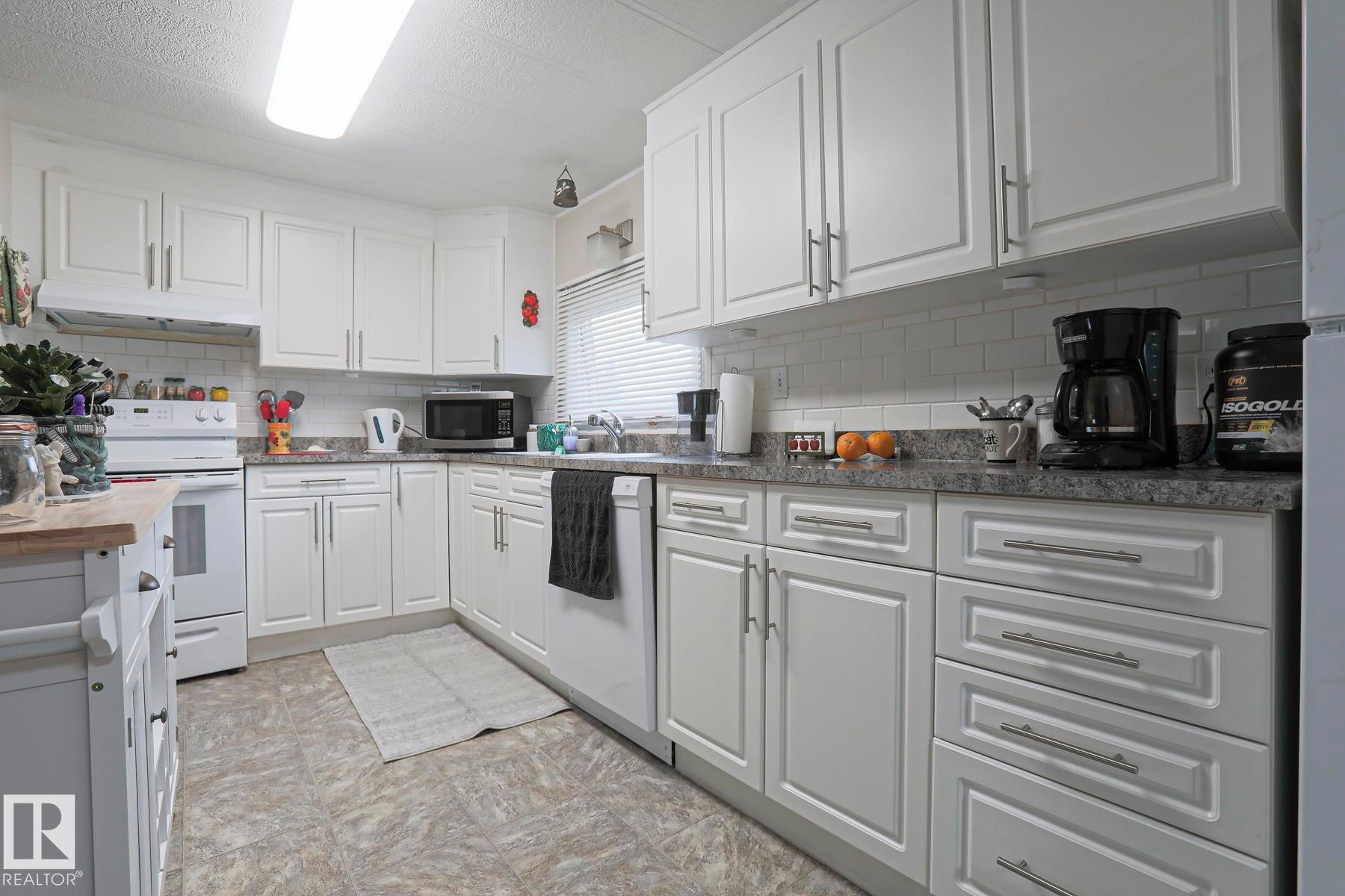 43 Maple Ridge Drive, Edmonton, AB - Indoor Photo Showing Kitchen