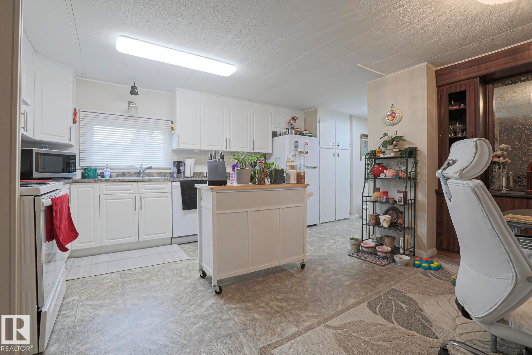 43 Maple Ridge Drive, Edmonton, AB - Indoor Photo Showing Kitchen