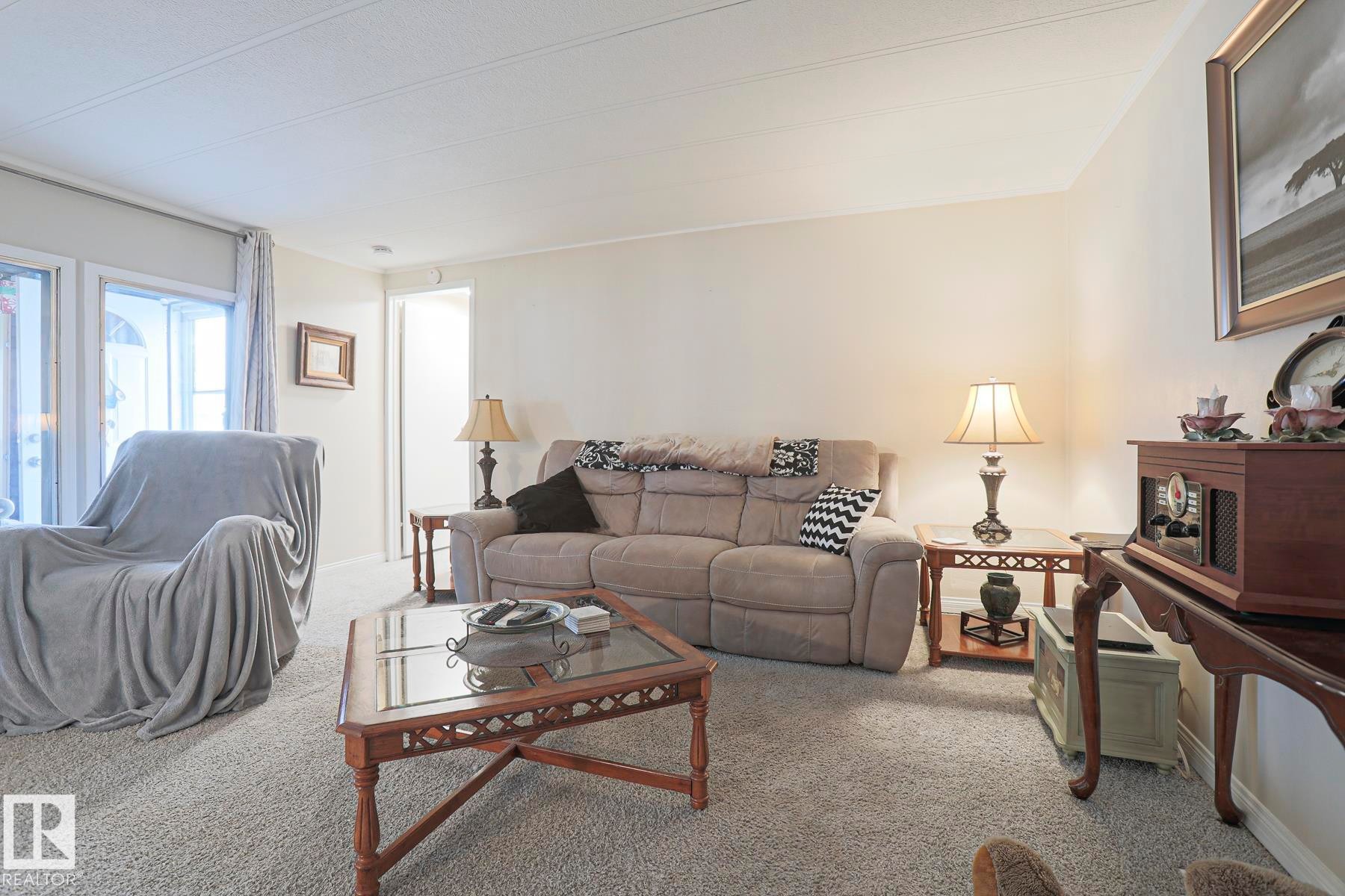 43 Maple Ridge Drive, Edmonton, AB - Indoor Photo Showing Living Room