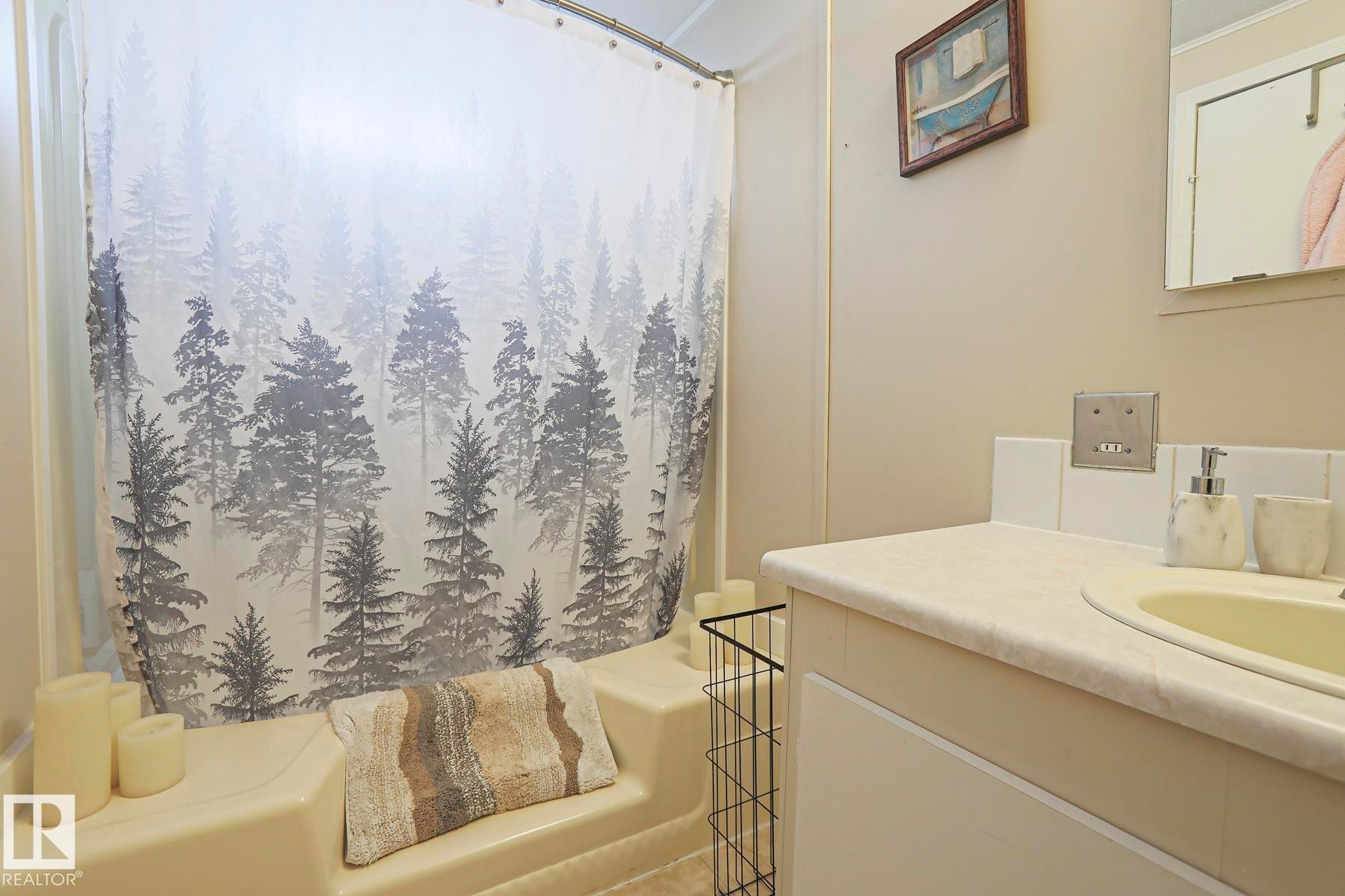 43 Maple Ridge Drive, Edmonton, AB - Indoor Photo Showing Bathroom