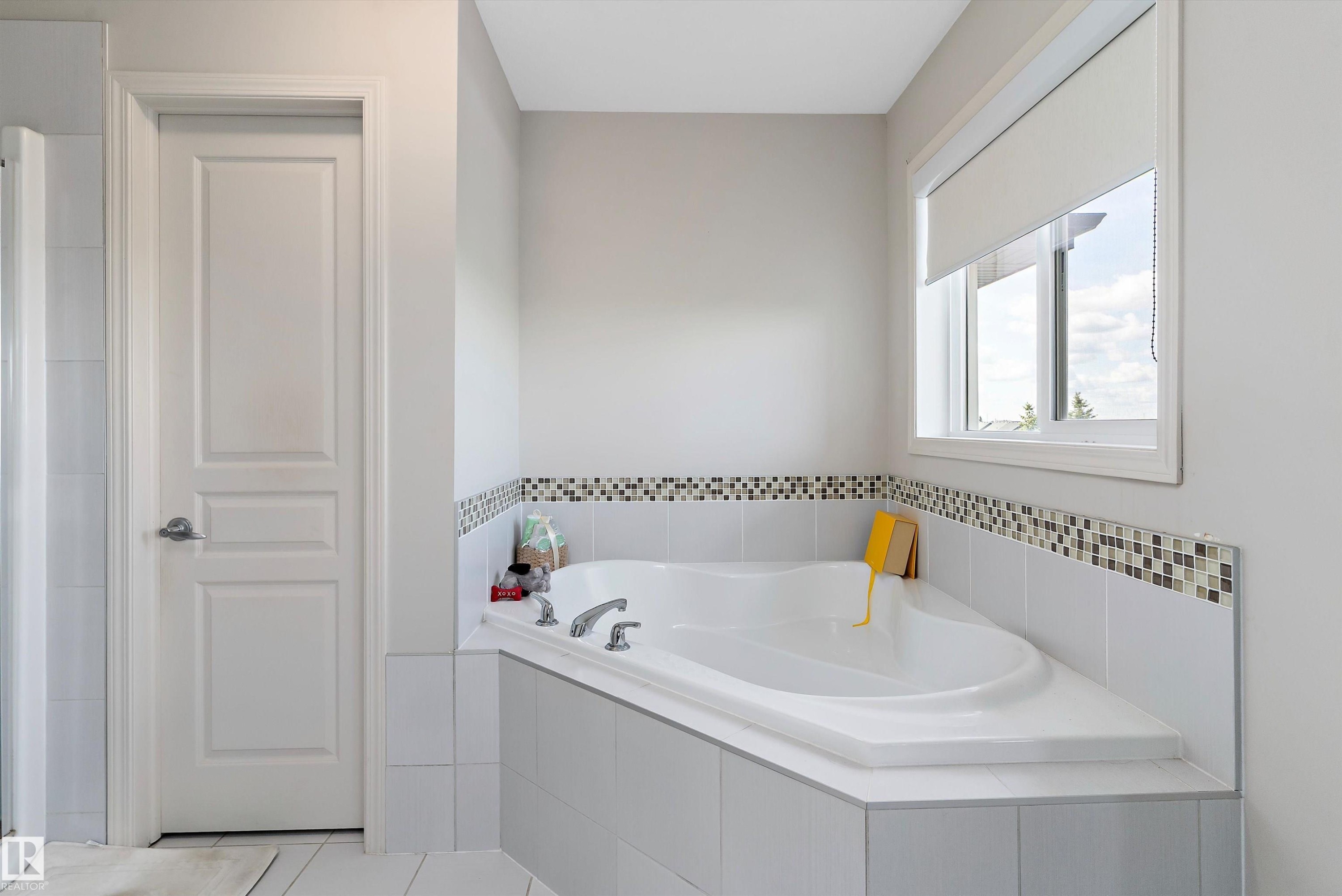6934 19A Avenue, Edmonton, AB - Indoor Photo Showing Bathroom