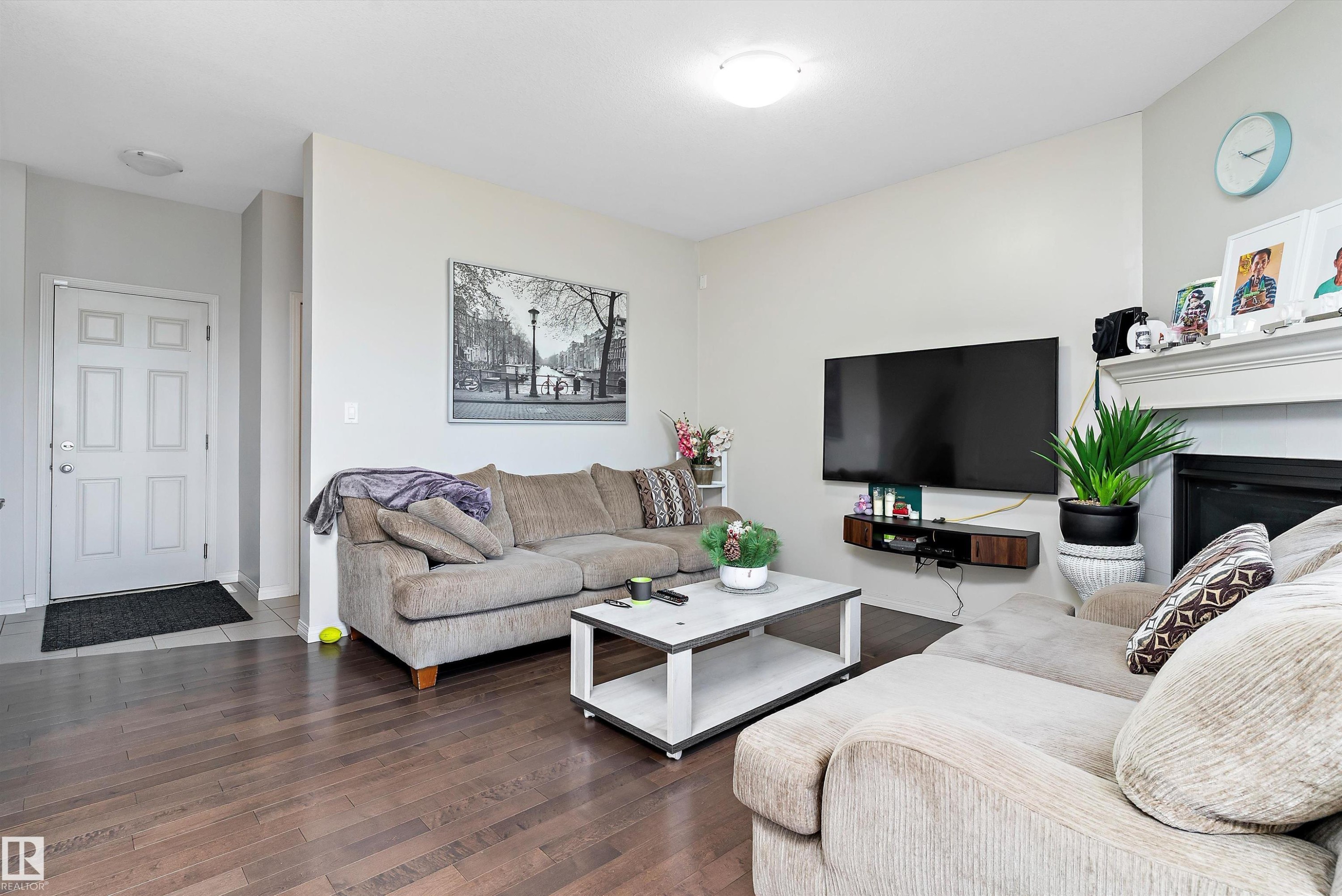 6934 19A Avenue, Edmonton, AB - Indoor Photo Showing Living Room