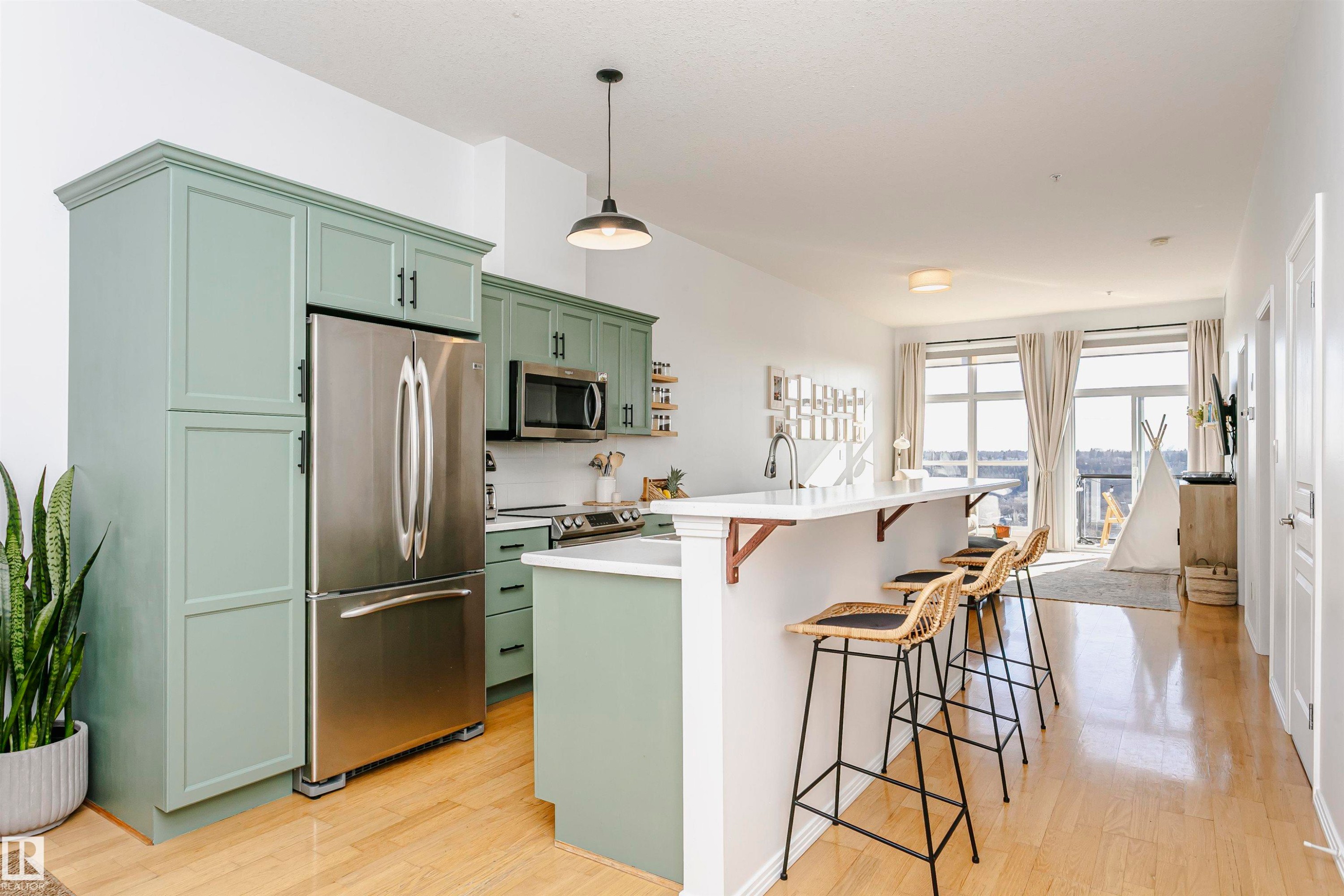 503 9503 101 Avenue, Edmonton, AB - Indoor Photo Showing Kitchen With Upgraded Kitchen