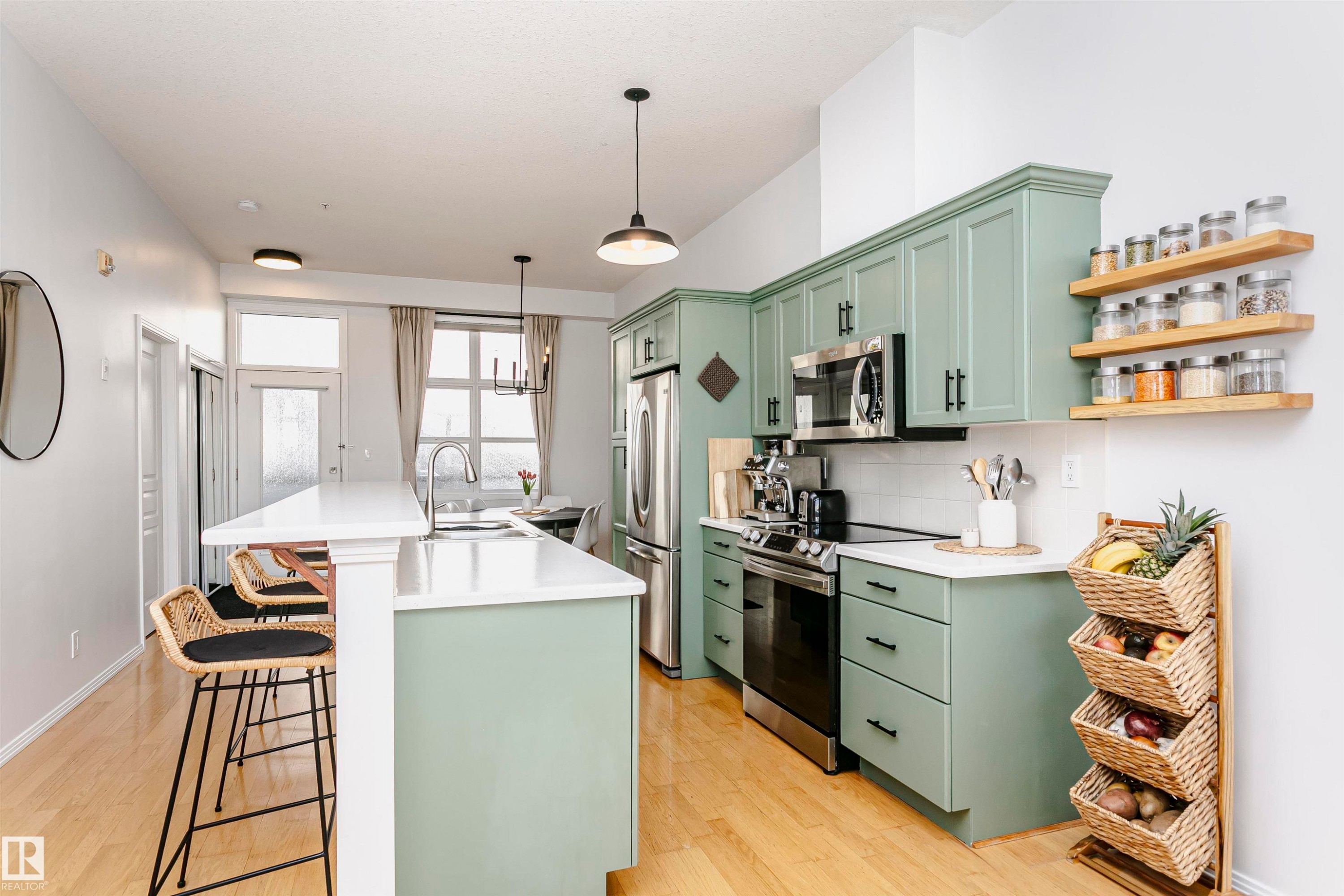 503 9503 101 Avenue, Edmonton, AB - Indoor Photo Showing Kitchen With Upgraded Kitchen