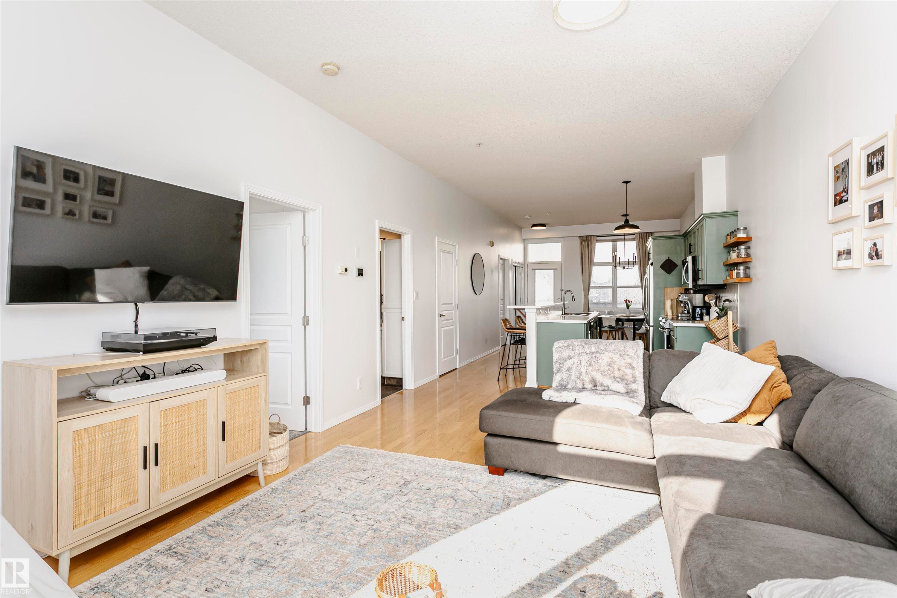 503 9503 101 Avenue, Edmonton, AB - Indoor Photo Showing Living Room