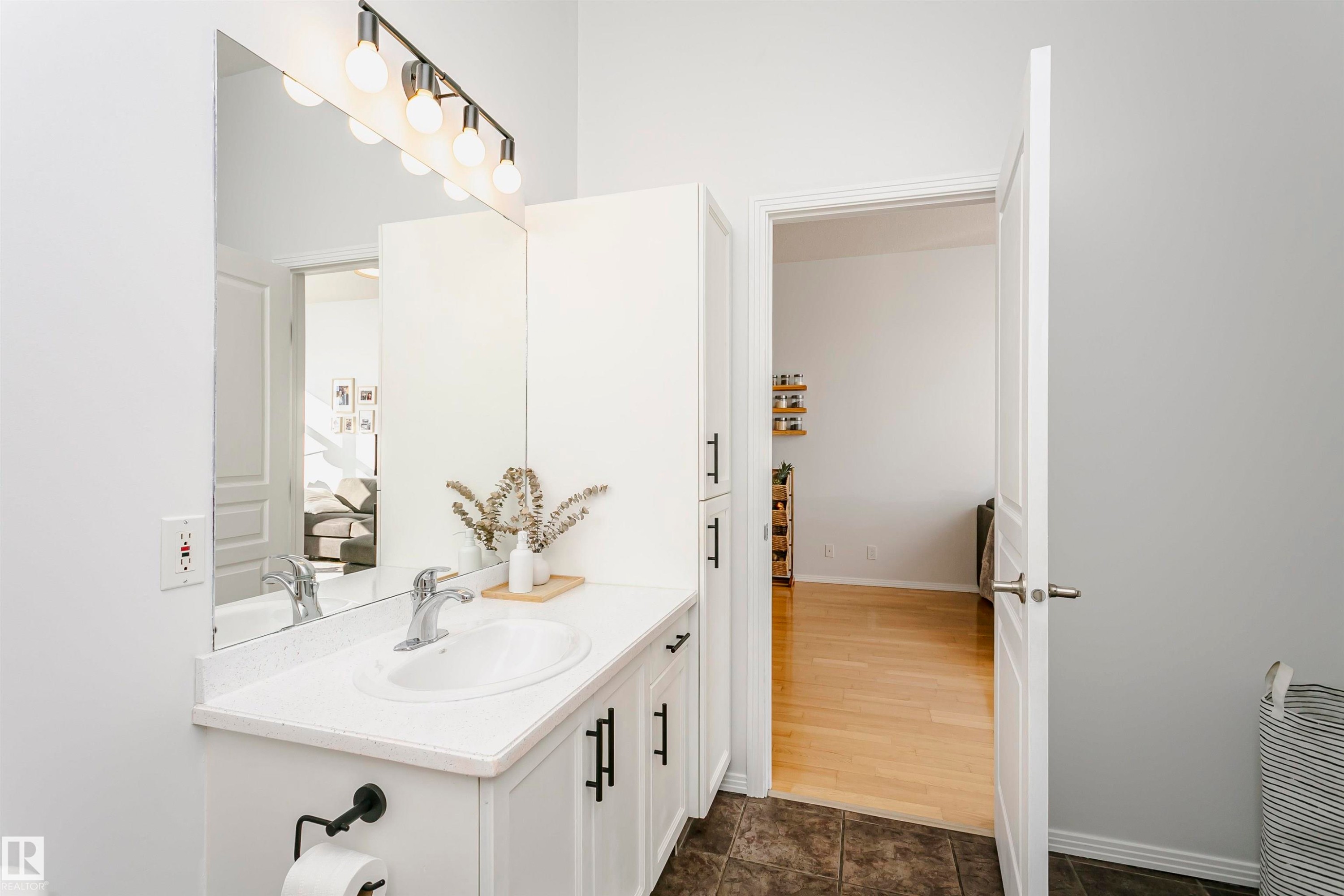 503 9503 101 Avenue, Edmonton, AB - Indoor Photo Showing Bathroom