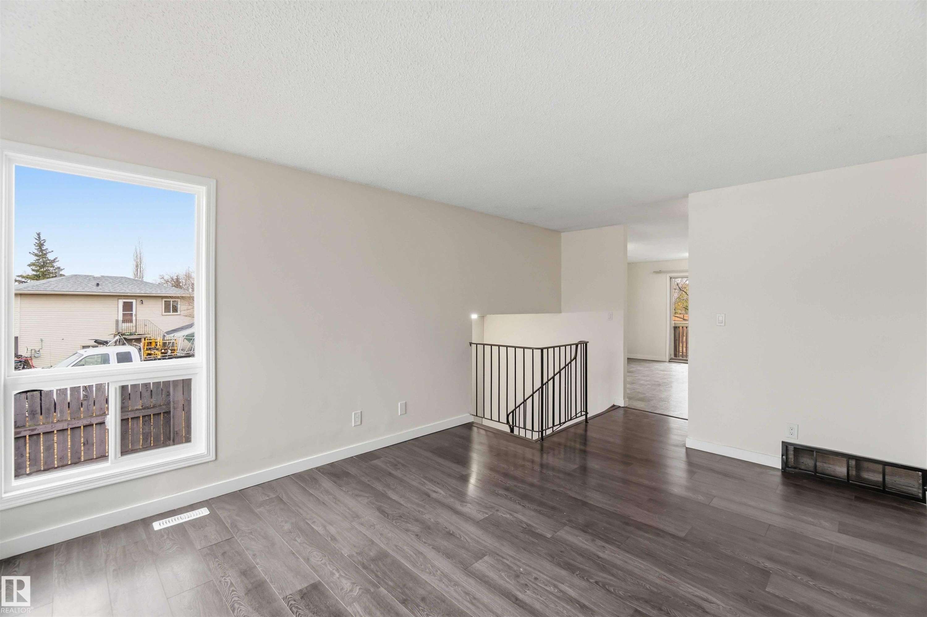 4636 37A Avenue, Edmonton, AB - Indoor Photo Showing Other Room