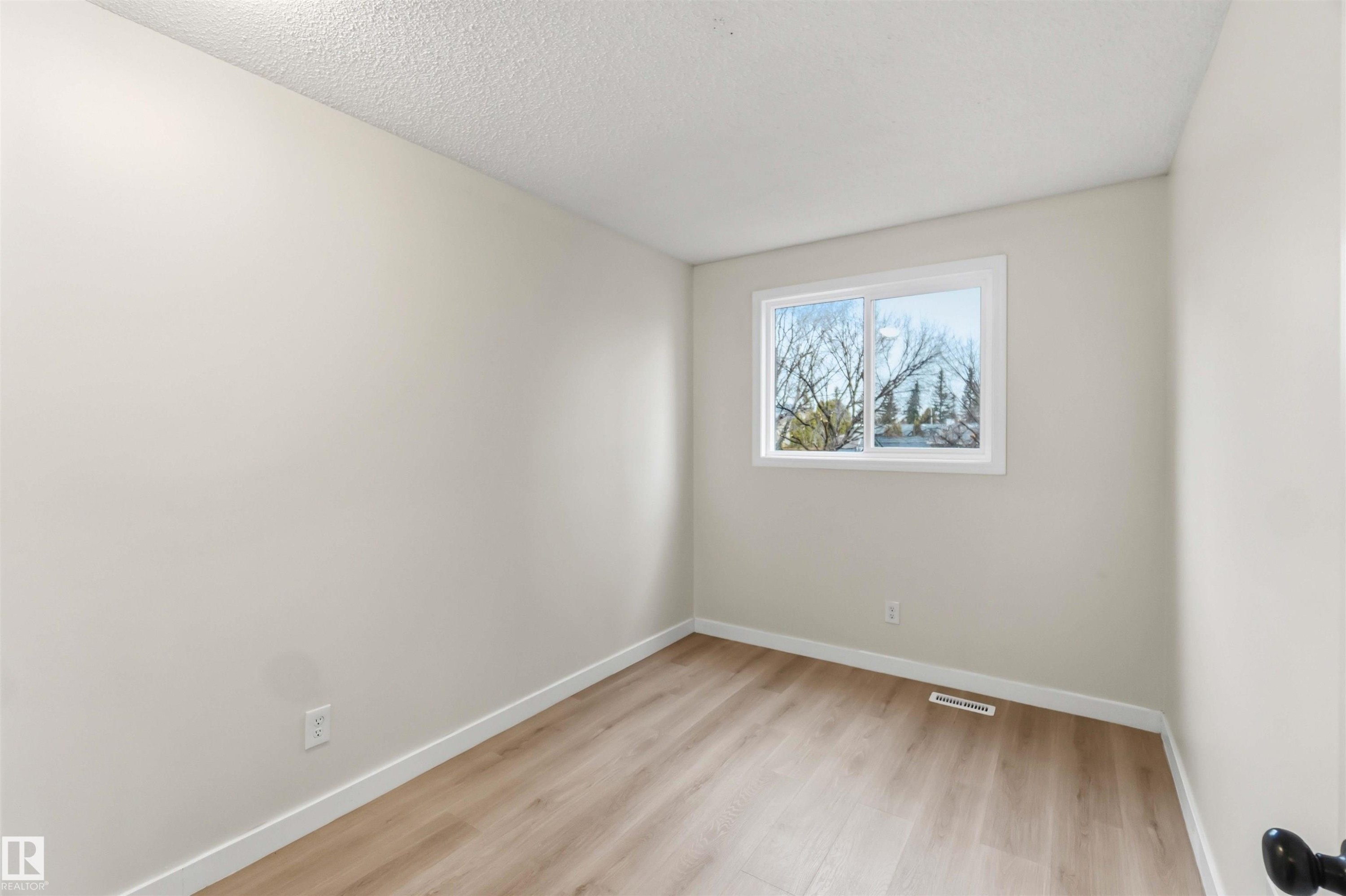 4636 37A Avenue, Edmonton, AB - Indoor Photo Showing Other Room