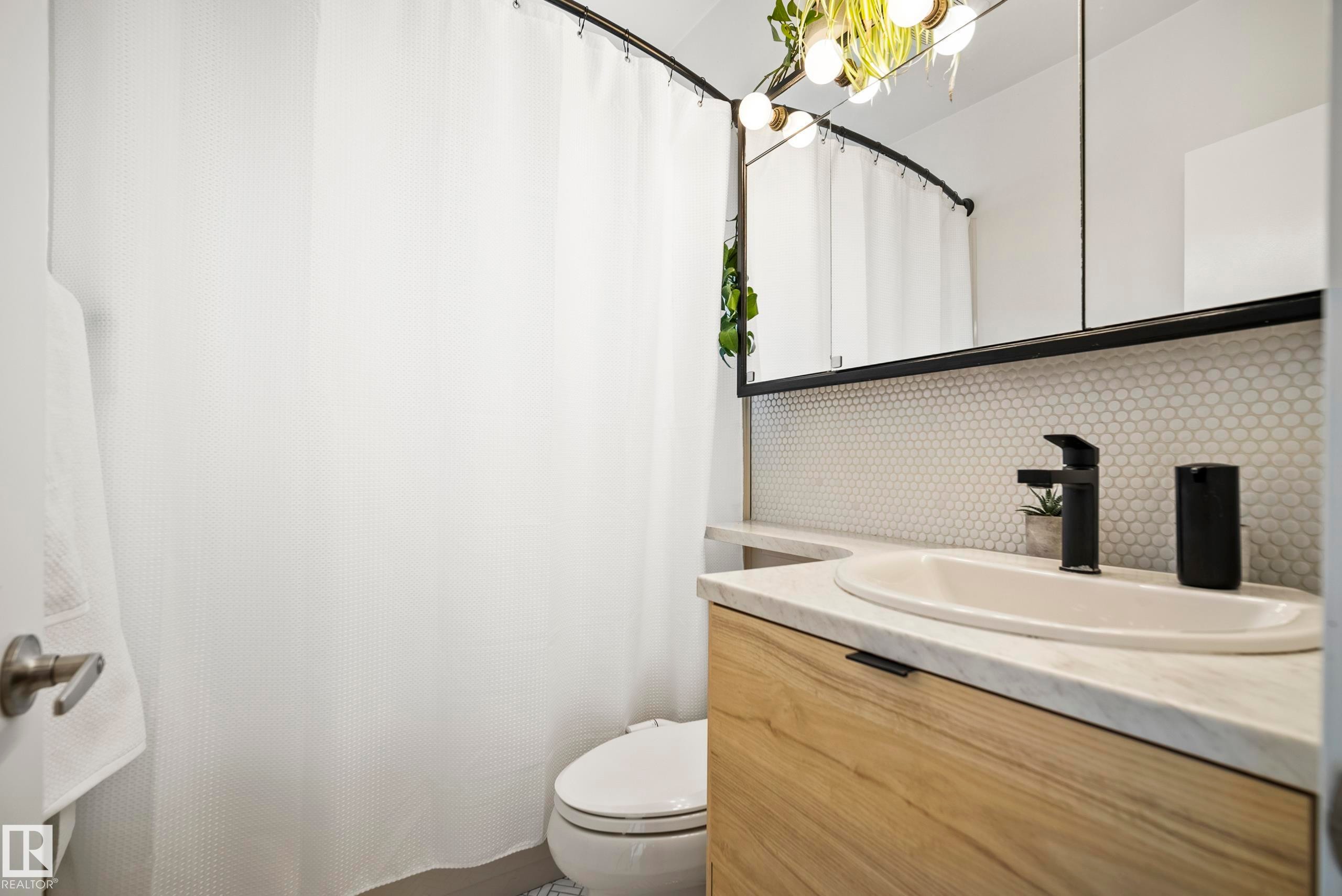 Main Level Bathroom - 13519 110 A Avenue, Edmonton, AB - Indoor Photo Showing Bathroom