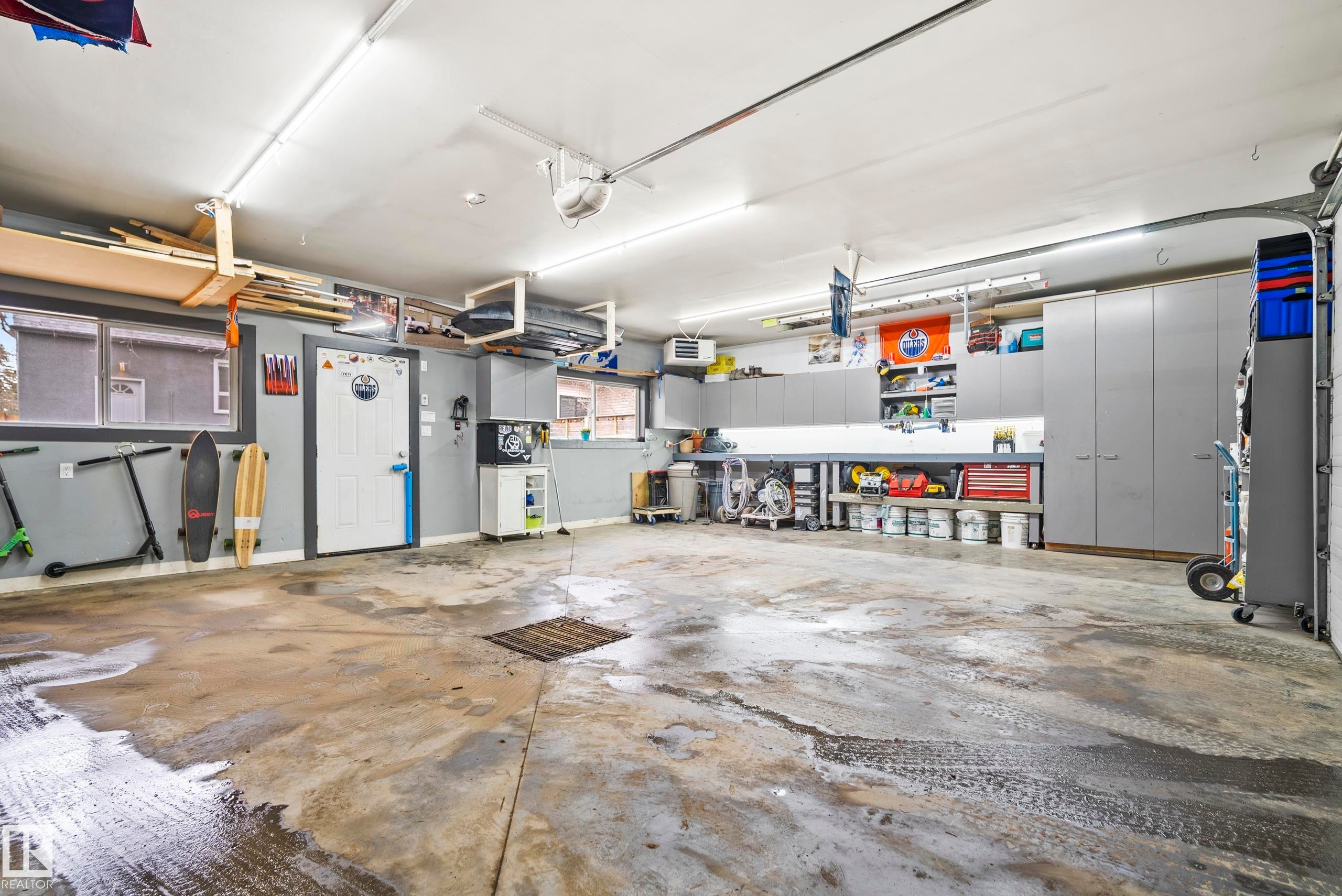 13519 110 A Avenue, Edmonton, AB - Indoor Photo Showing Garage