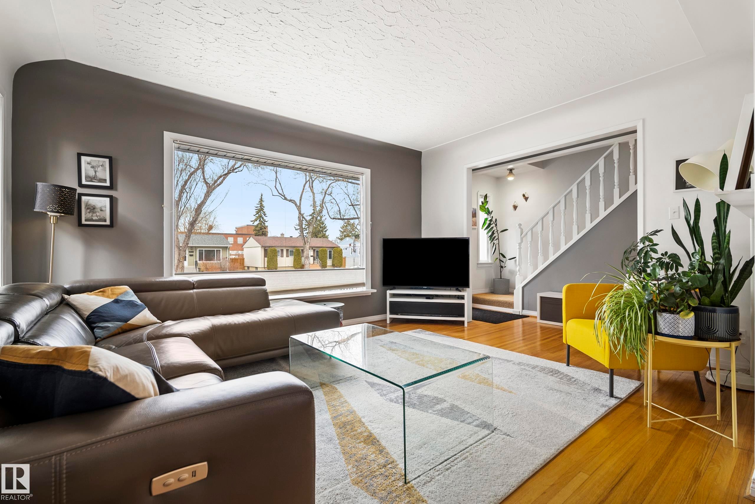 13519 110 A Avenue, Edmonton, AB - Indoor Photo Showing Living Room
