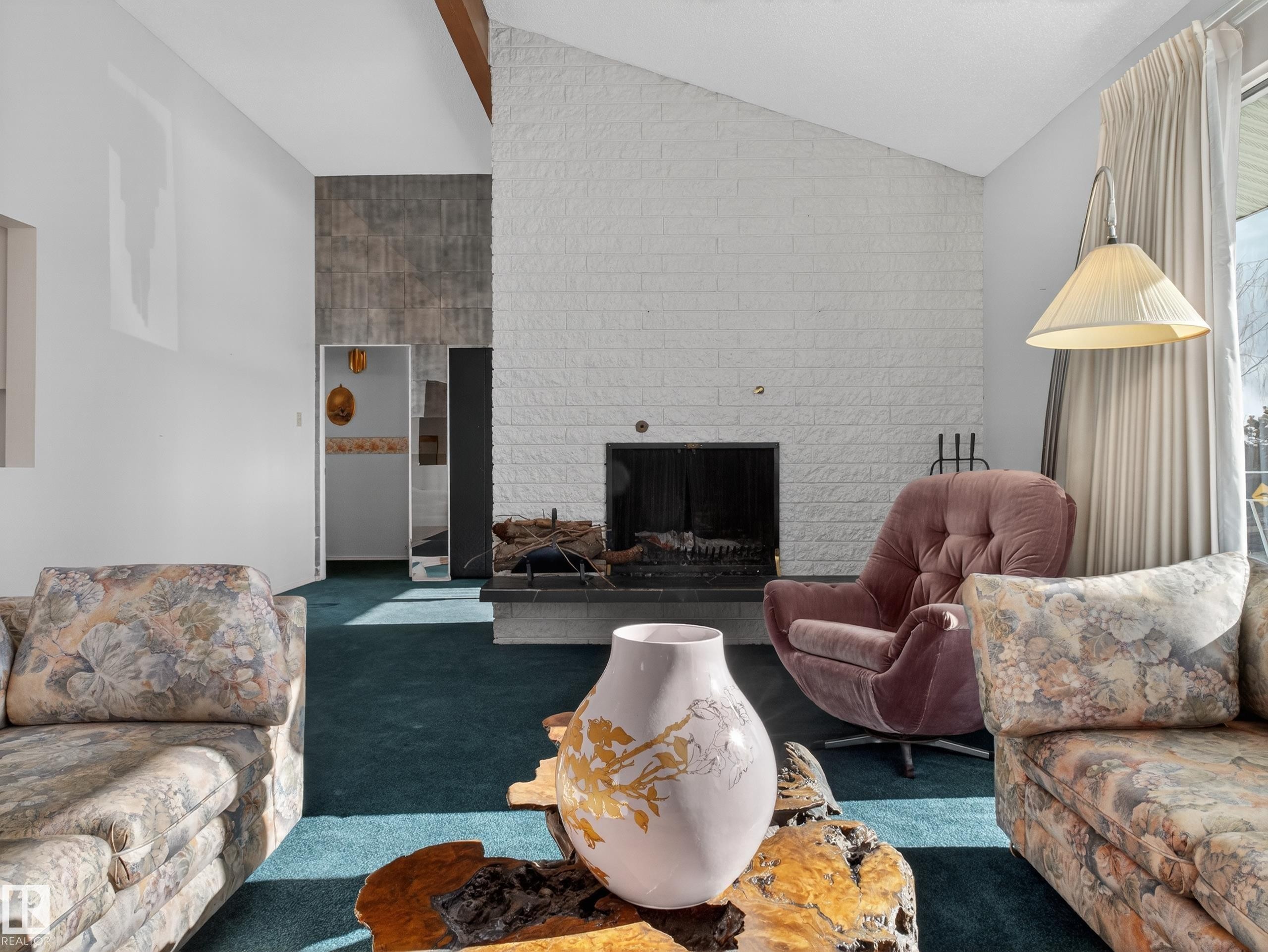 3642 Ada Boulevard, Edmonton, AB - Indoor Photo Showing Living Room