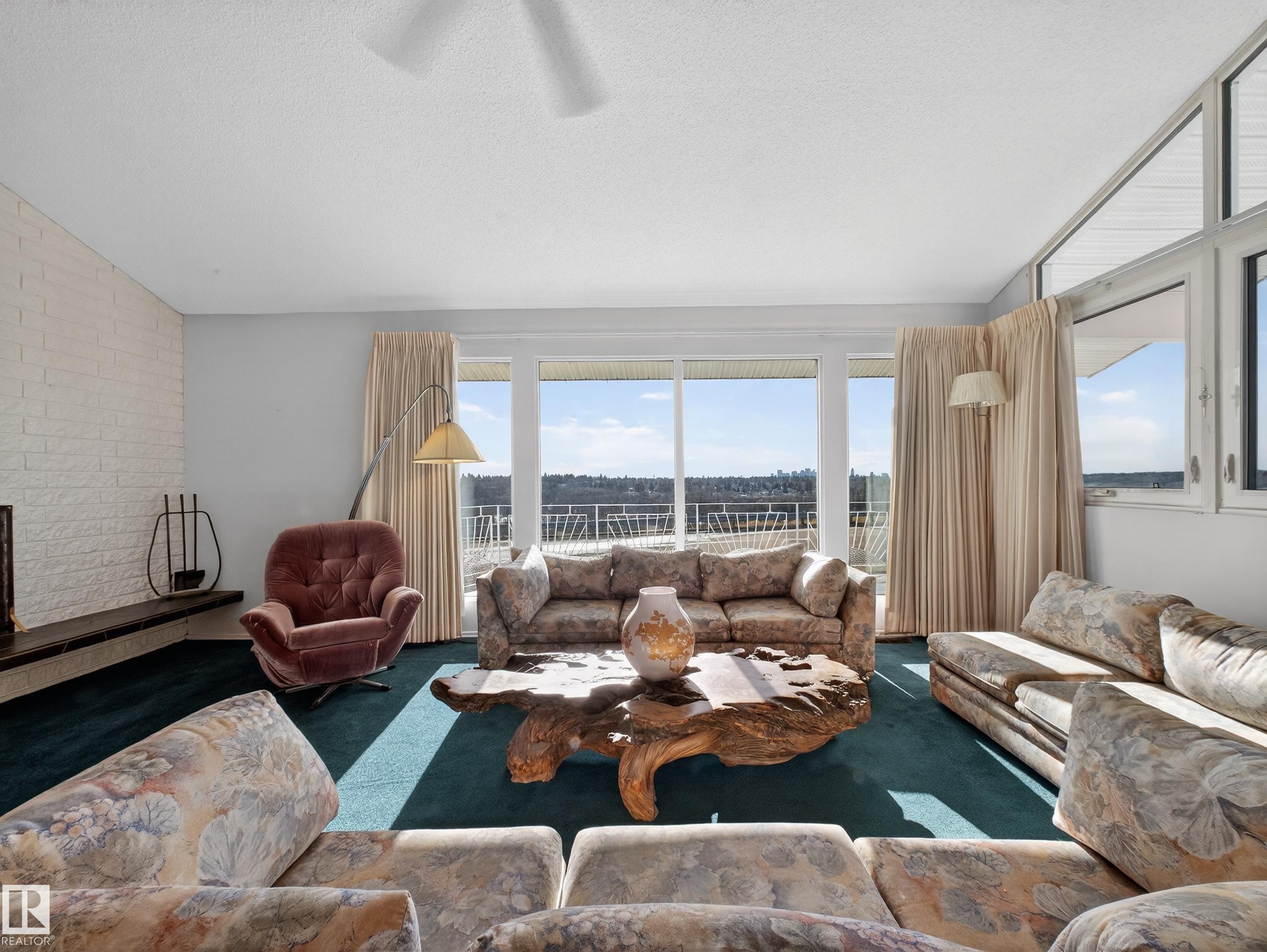 3642 Ada Boulevard, Edmonton, AB - Indoor Photo Showing Living Room