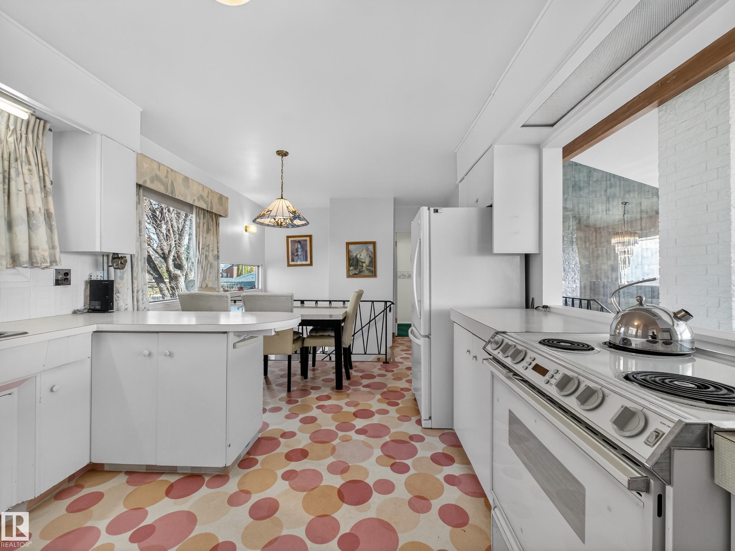 3642 Ada Boulevard, Edmonton, AB - Indoor Photo Showing Kitchen