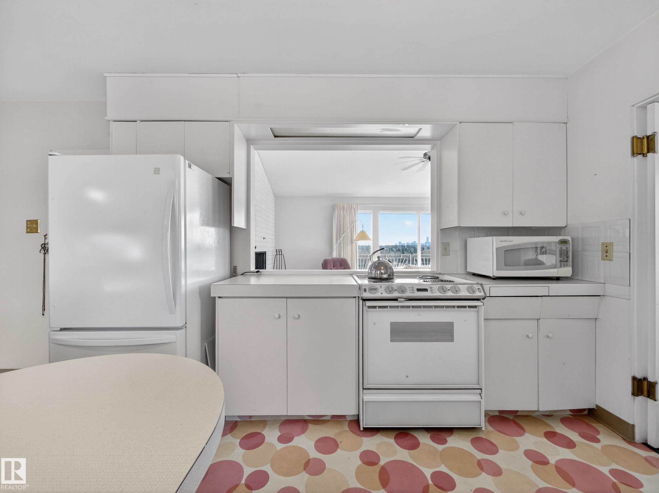 3642 Ada Boulevard, Edmonton, AB - Indoor Photo Showing Kitchen