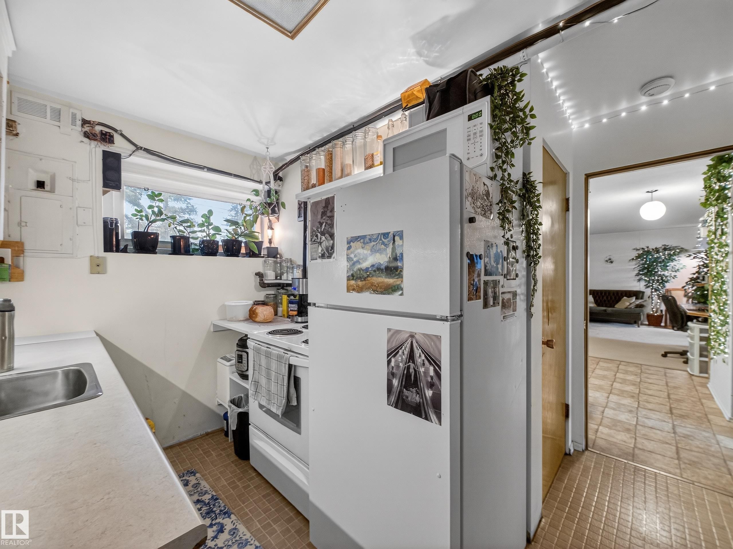 3642 Ada Boulevard, Edmonton, AB - Indoor Photo Showing Kitchen