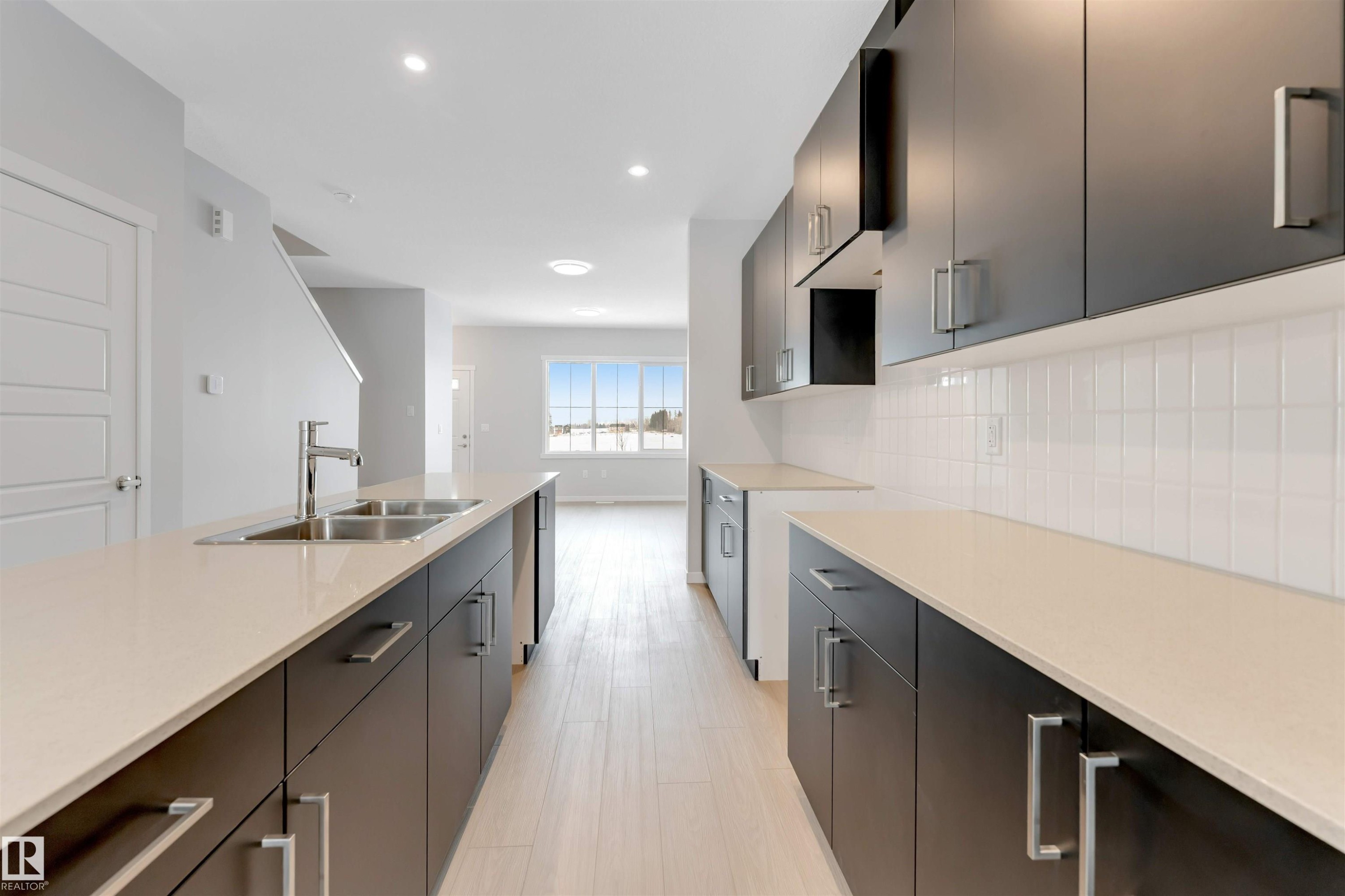 1027 Aster Boulevard, Edmonton, AB - Indoor Photo Showing Kitchen With Double Sink With Upgraded Kitchen