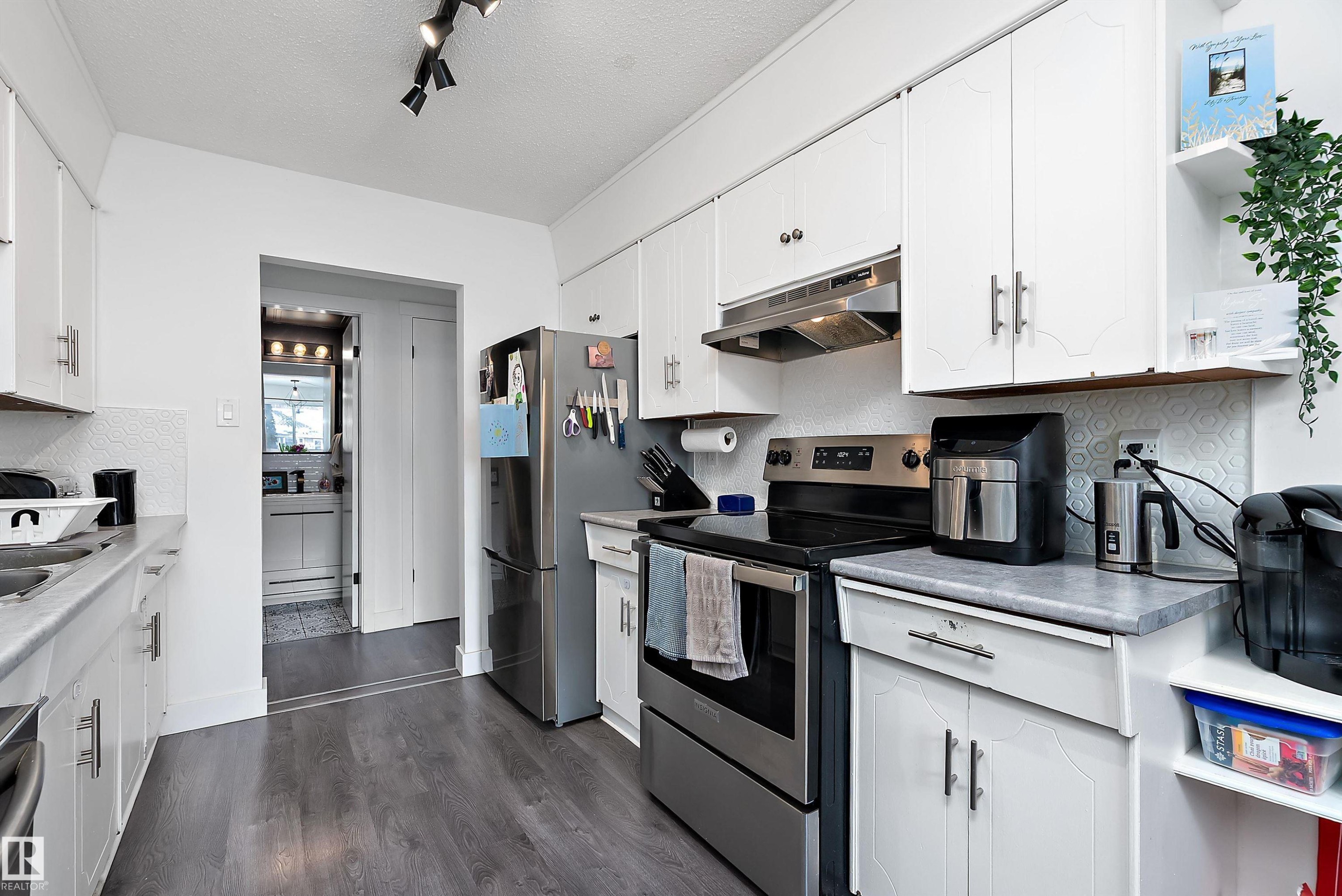 9326 80 Avenue, Edmonton, AB - Indoor Photo Showing Kitchen