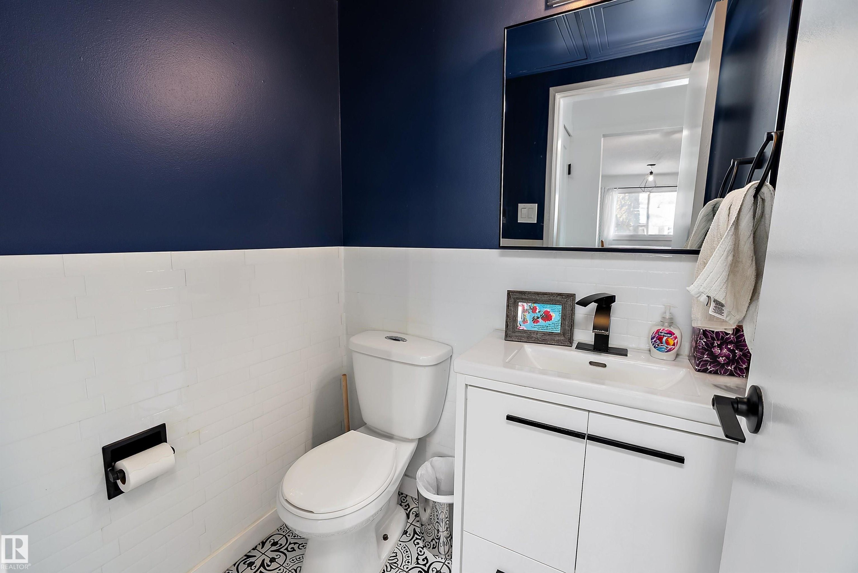 9326 80 Avenue, Edmonton, AB - Indoor Photo Showing Bathroom
