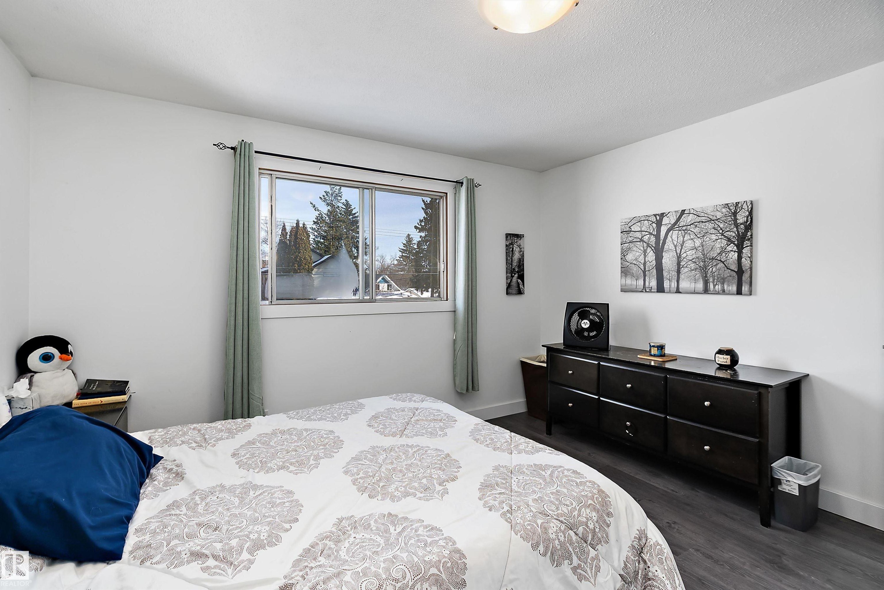 9326 80 Avenue, Edmonton, AB - Indoor Photo Showing Bedroom
