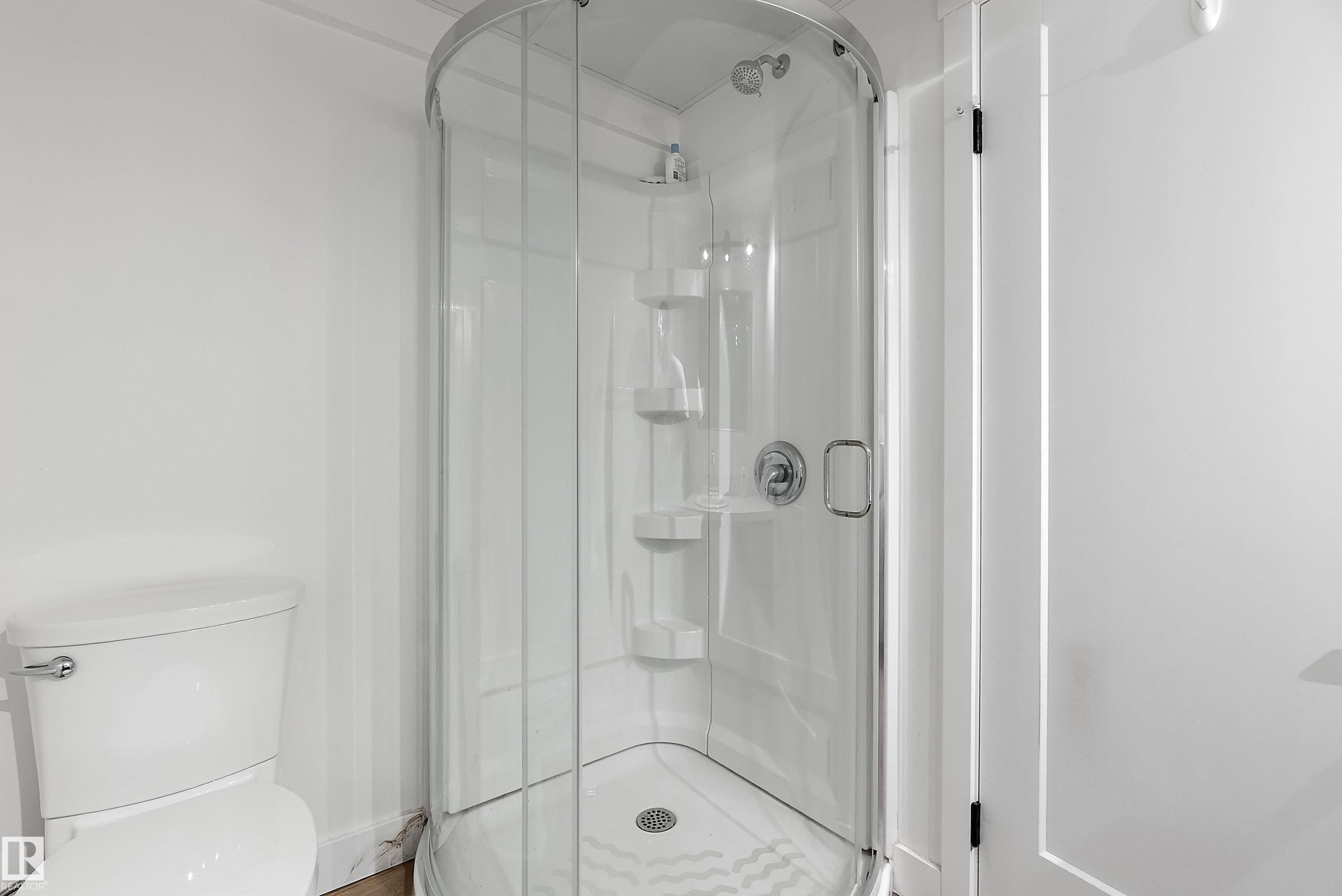 9326 80 Avenue, Edmonton, AB - Indoor Photo Showing Bathroom