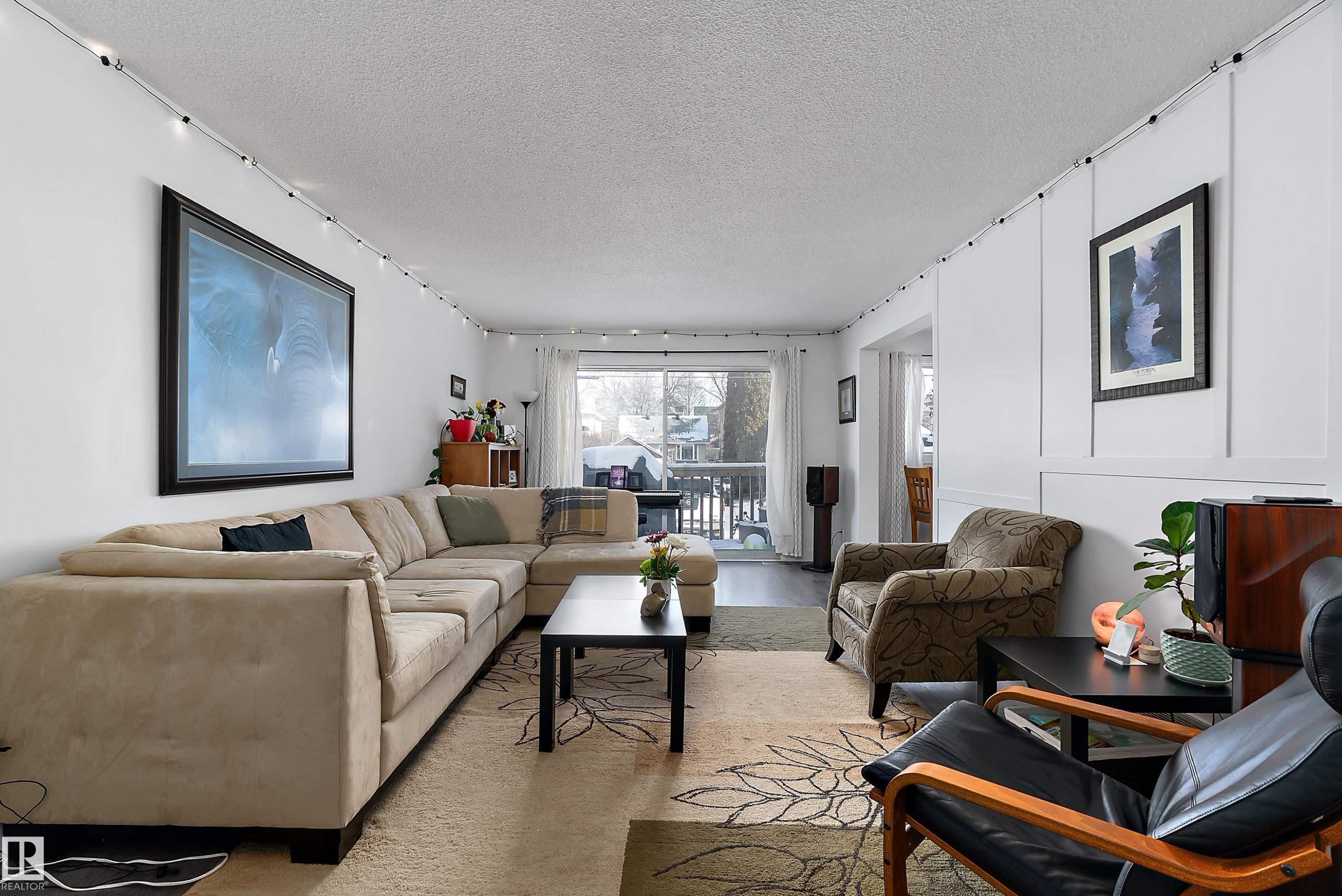 9326 80 Avenue, Edmonton, AB - Indoor Photo Showing Living Room