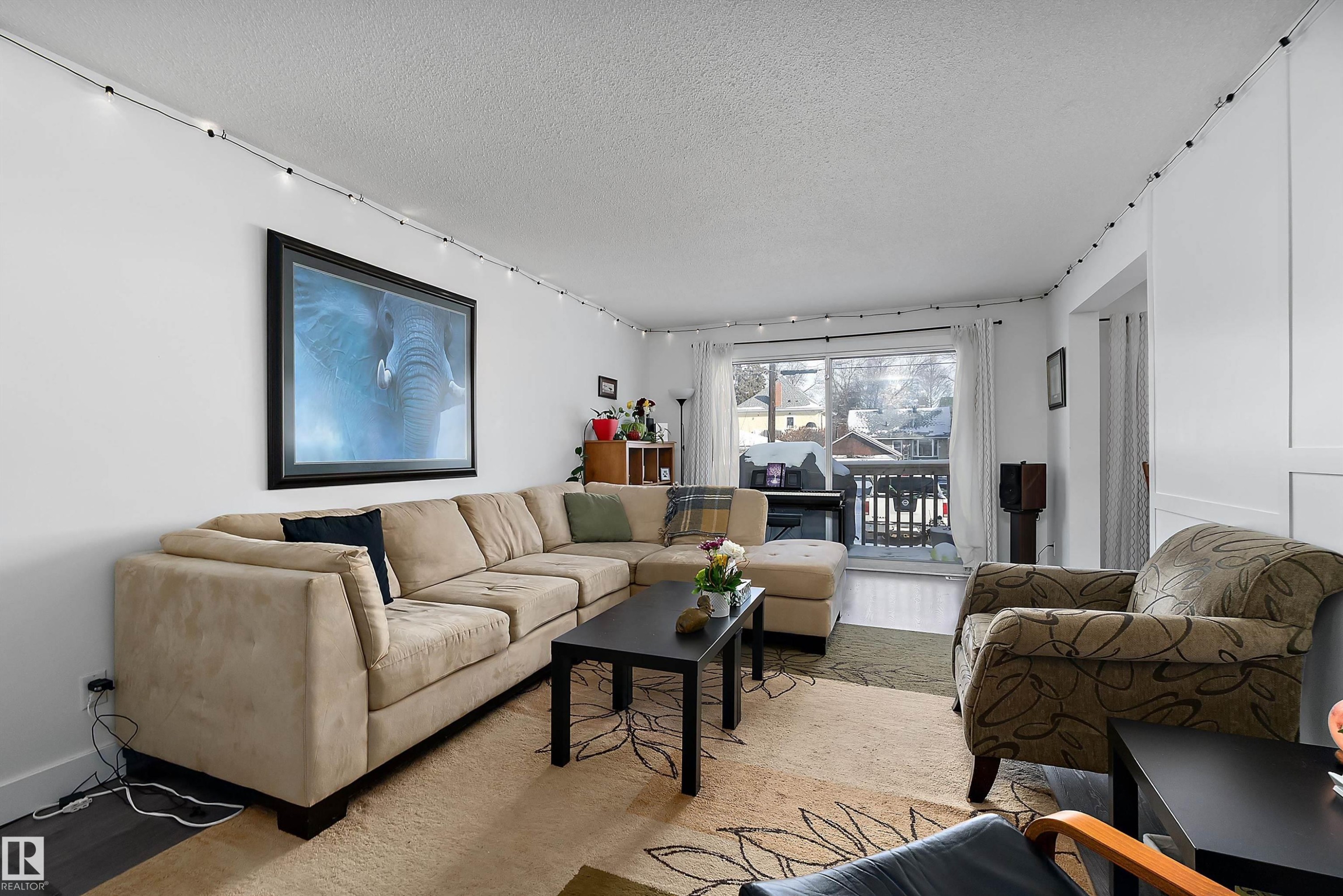 9326 80 Avenue, Edmonton, AB - Indoor Photo Showing Living Room