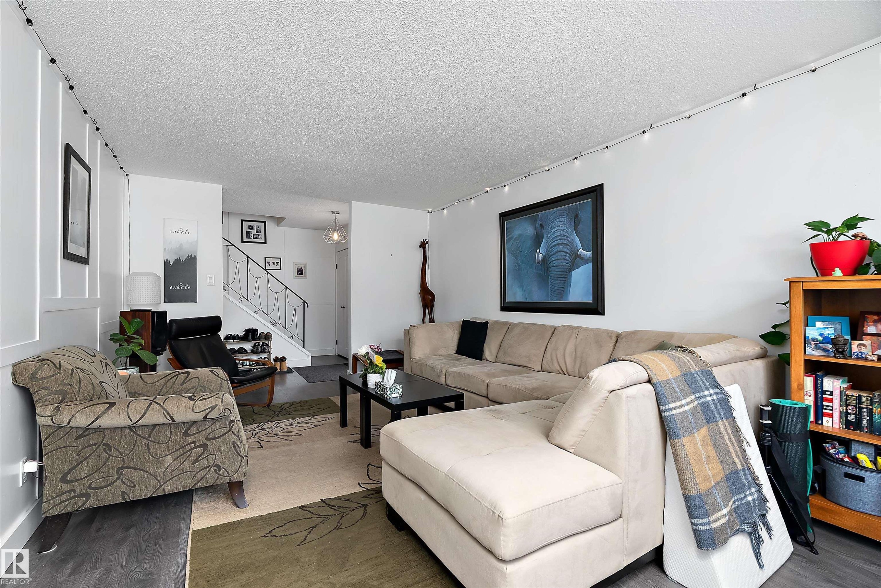 9326 80 Avenue, Edmonton, AB - Indoor Photo Showing Living Room