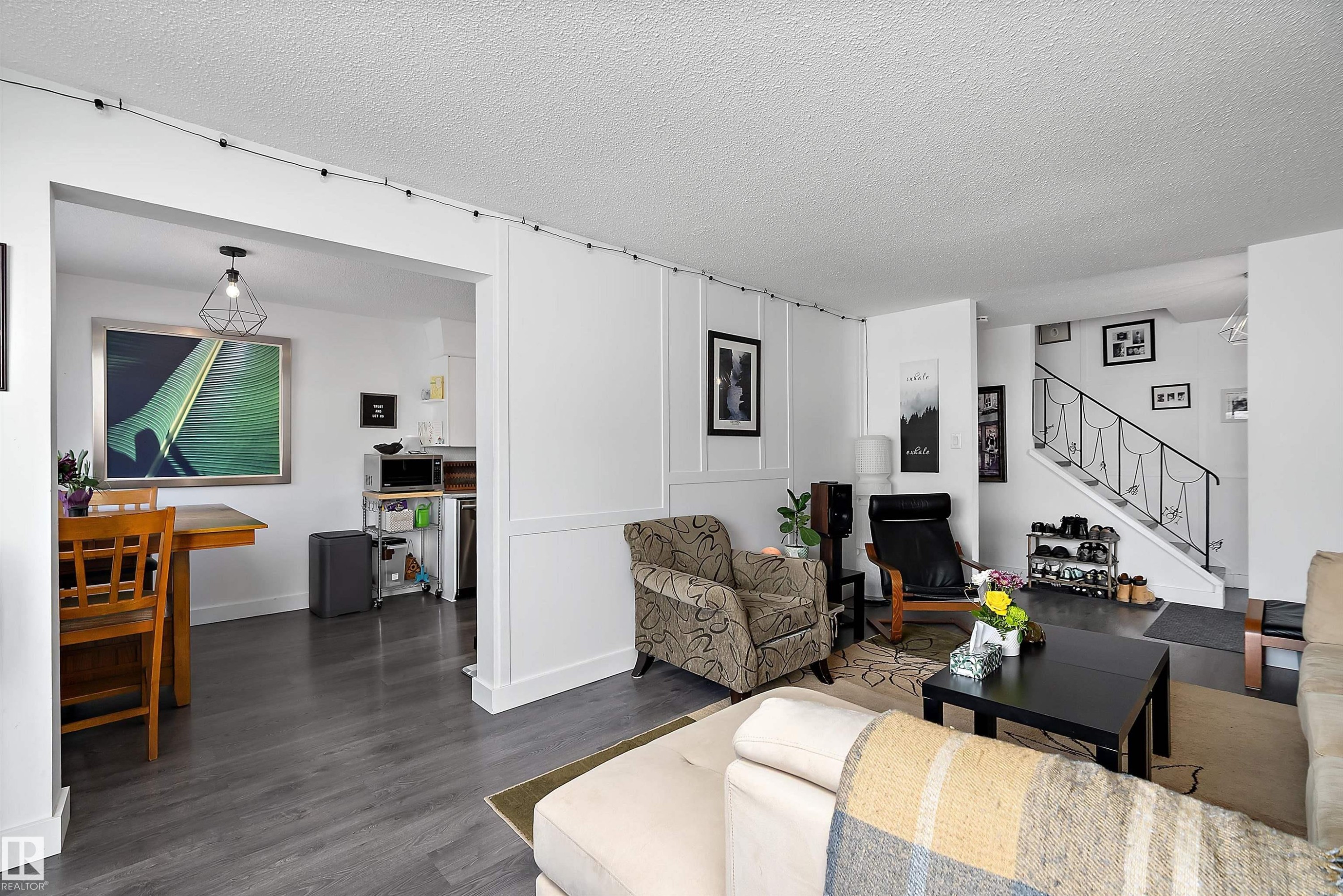9326 80 Avenue, Edmonton, AB - Indoor Photo Showing Living Room