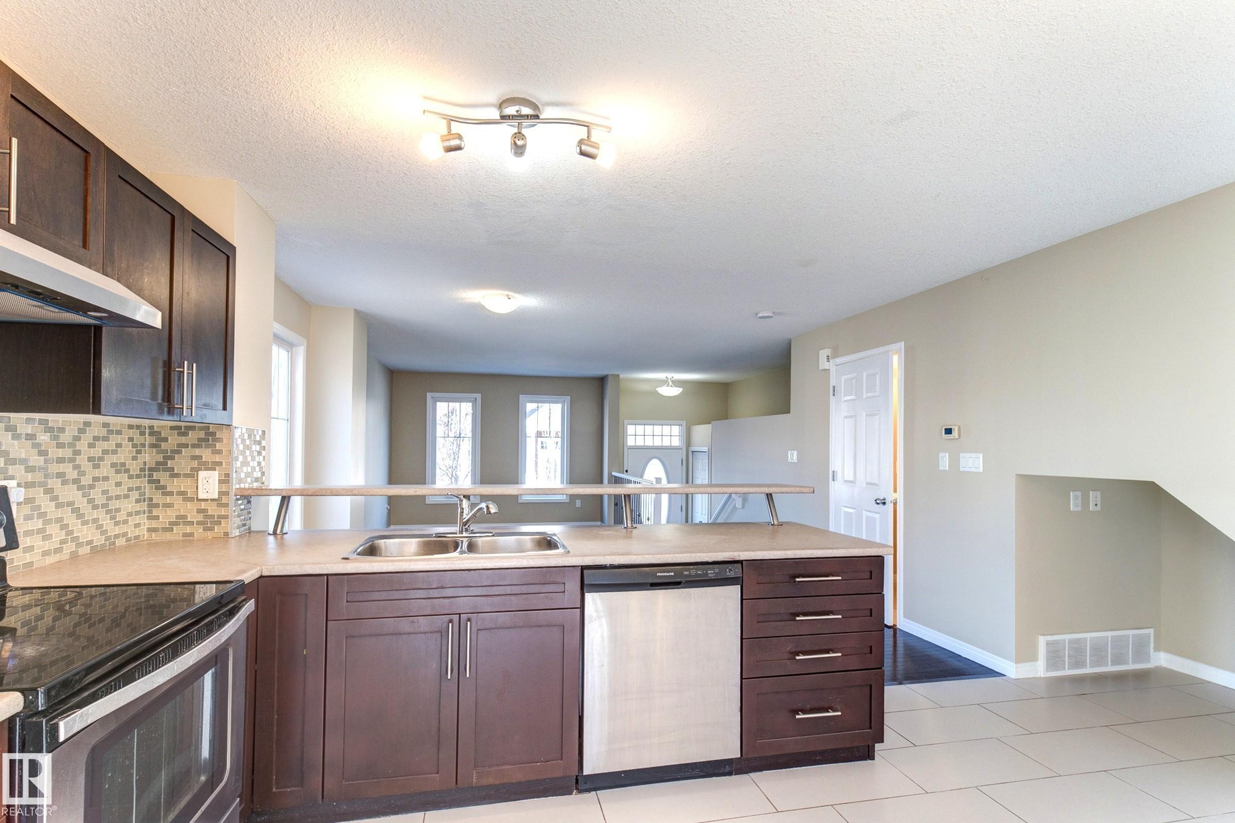 27 1623 Towne Centre Boulevard, Edmonton, AB - Indoor Photo Showing Kitchen With Double Sink