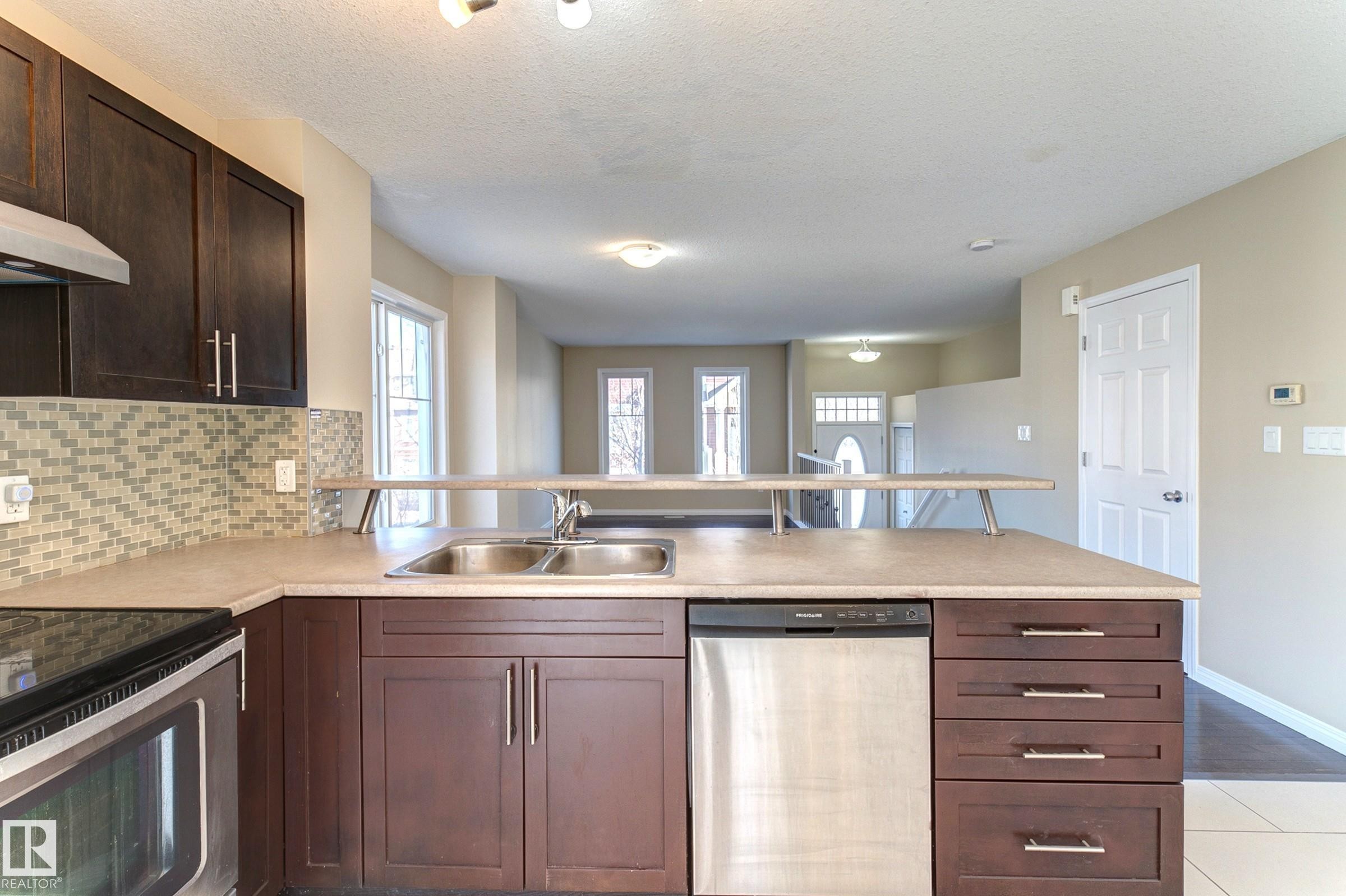 27 1623 Towne Centre Boulevard, Edmonton, AB - Indoor Photo Showing Kitchen With Double Sink