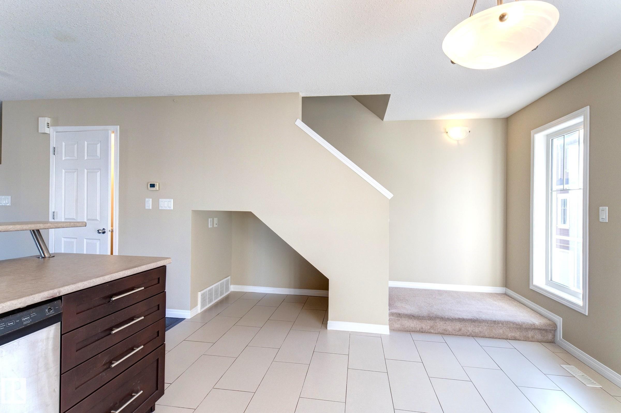 27 1623 Towne Centre Boulevard, Edmonton, AB - Indoor