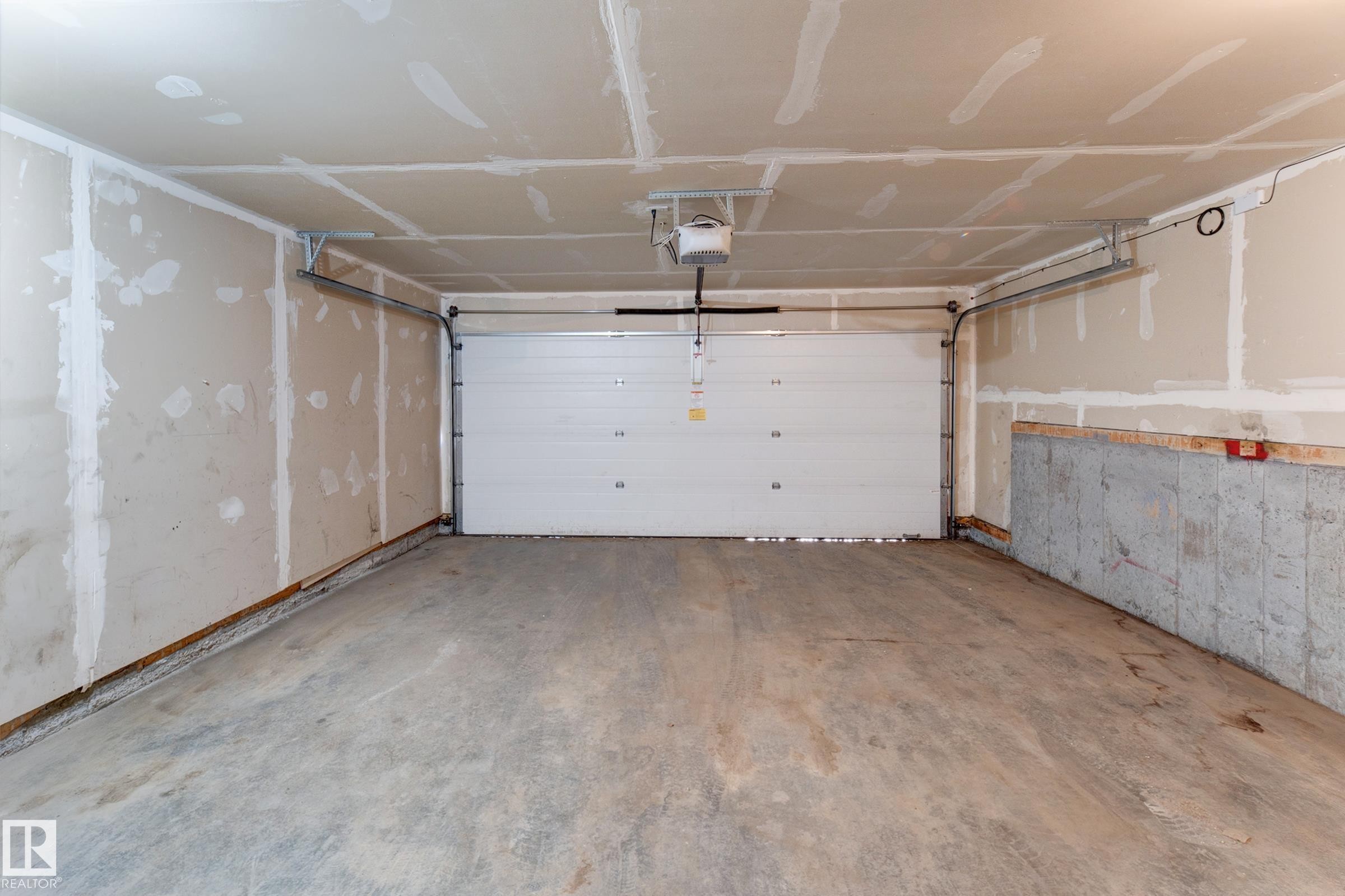27 1623 Towne Centre Boulevard, Edmonton, AB - Indoor Photo Showing Garage