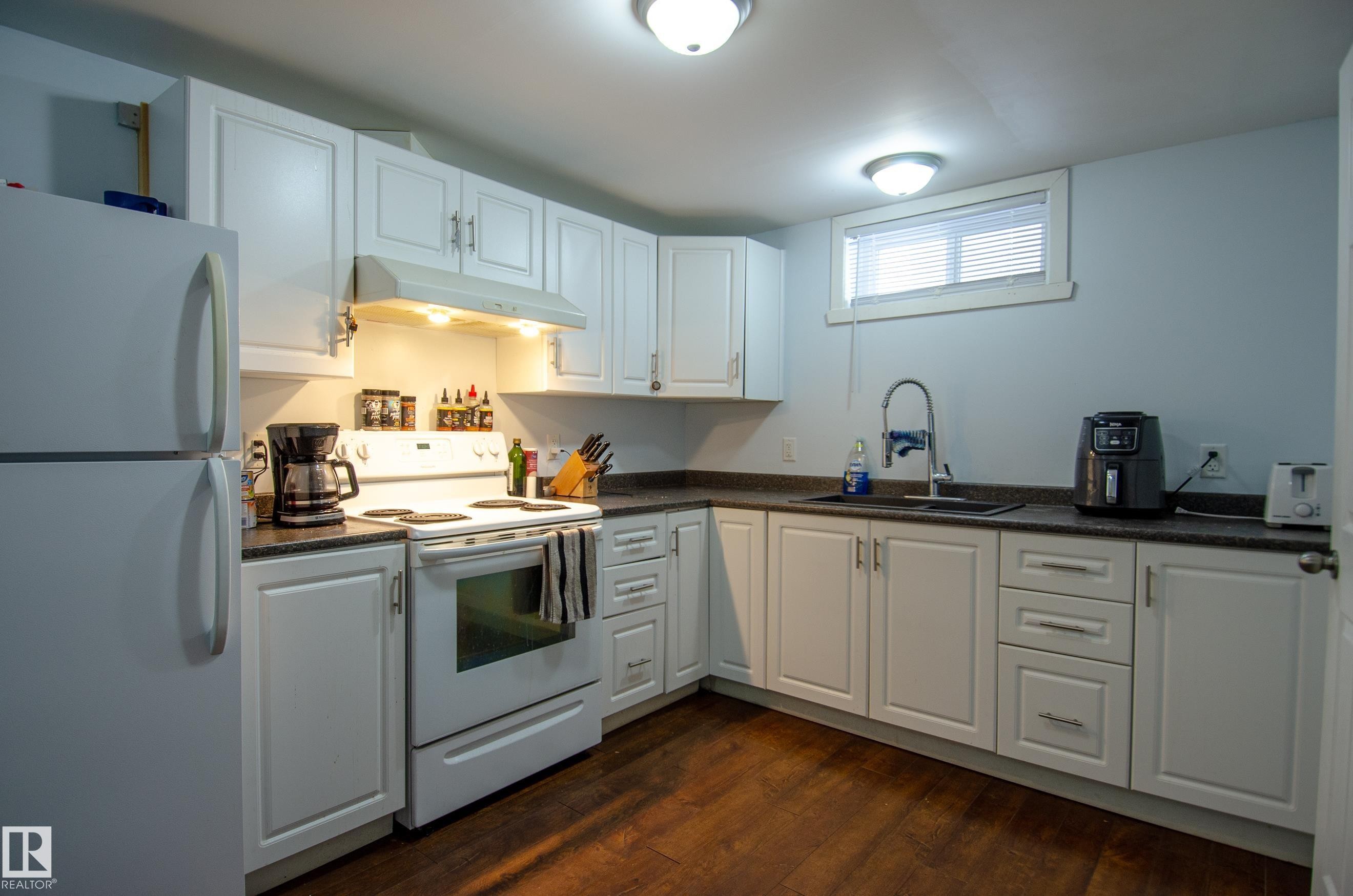 12904 90 Street, Edmonton, AB - Indoor Photo Showing Kitchen