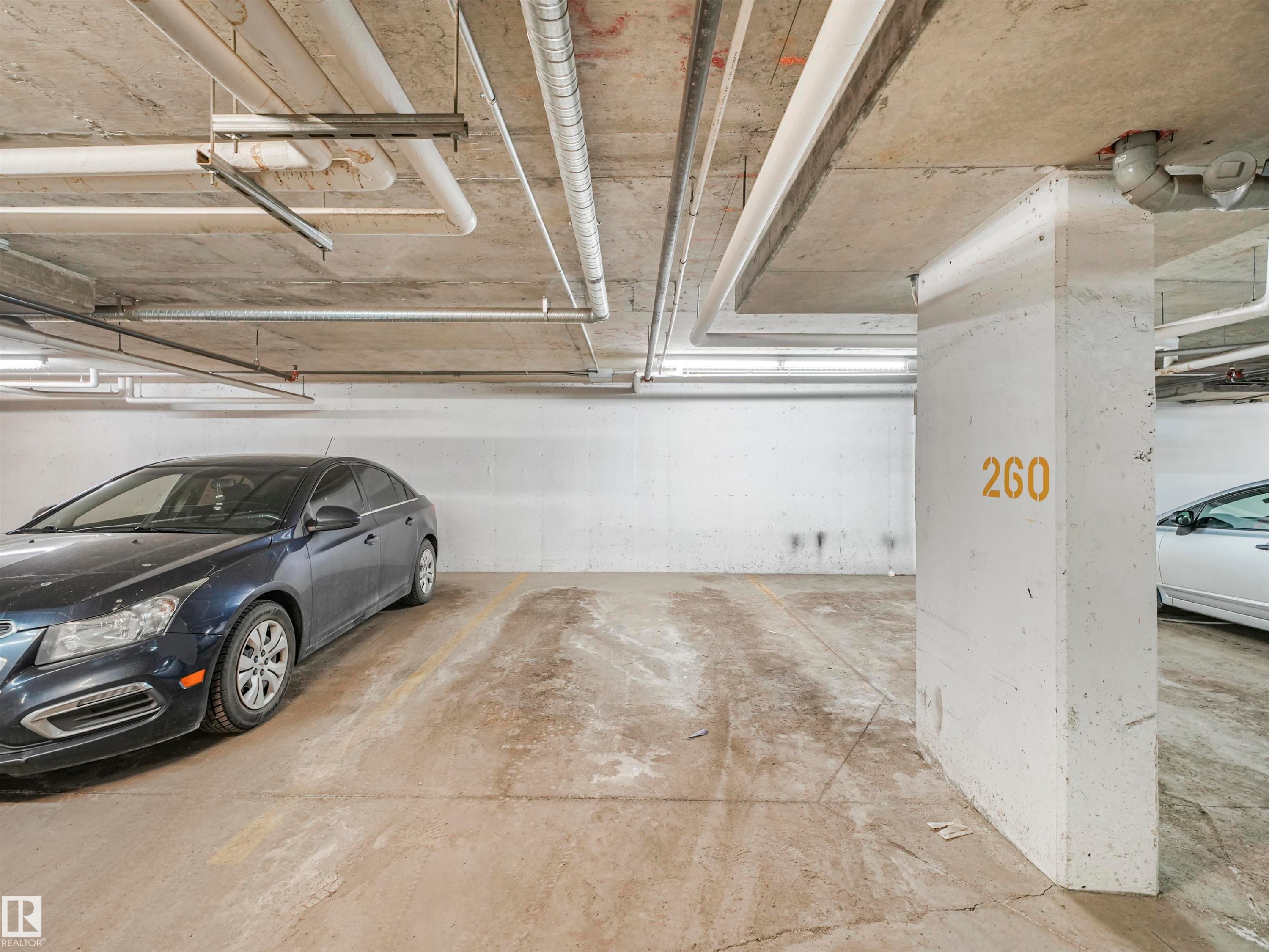 116 530 Watt Boulevard, Edmonton, AB - Indoor Photo Showing Garage