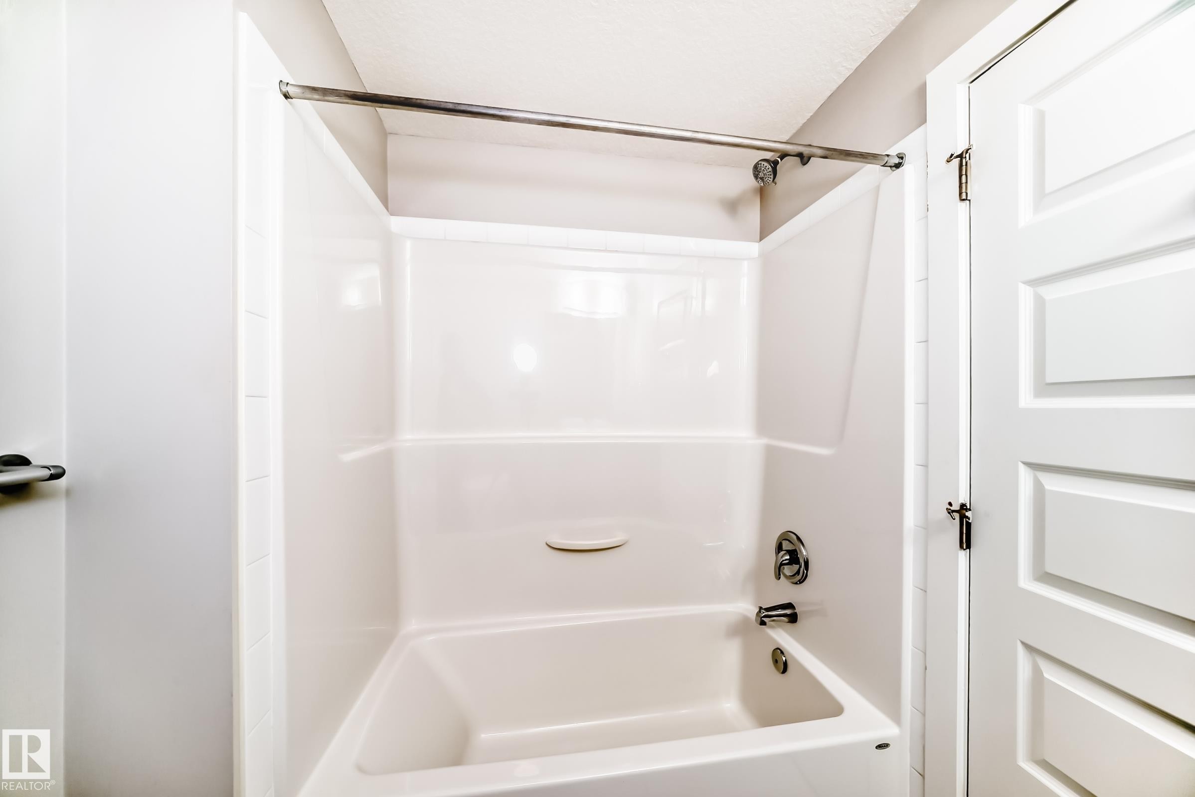 711 5151 Windermere Boulevard, Edmonton, AB - Indoor Photo Showing Bathroom