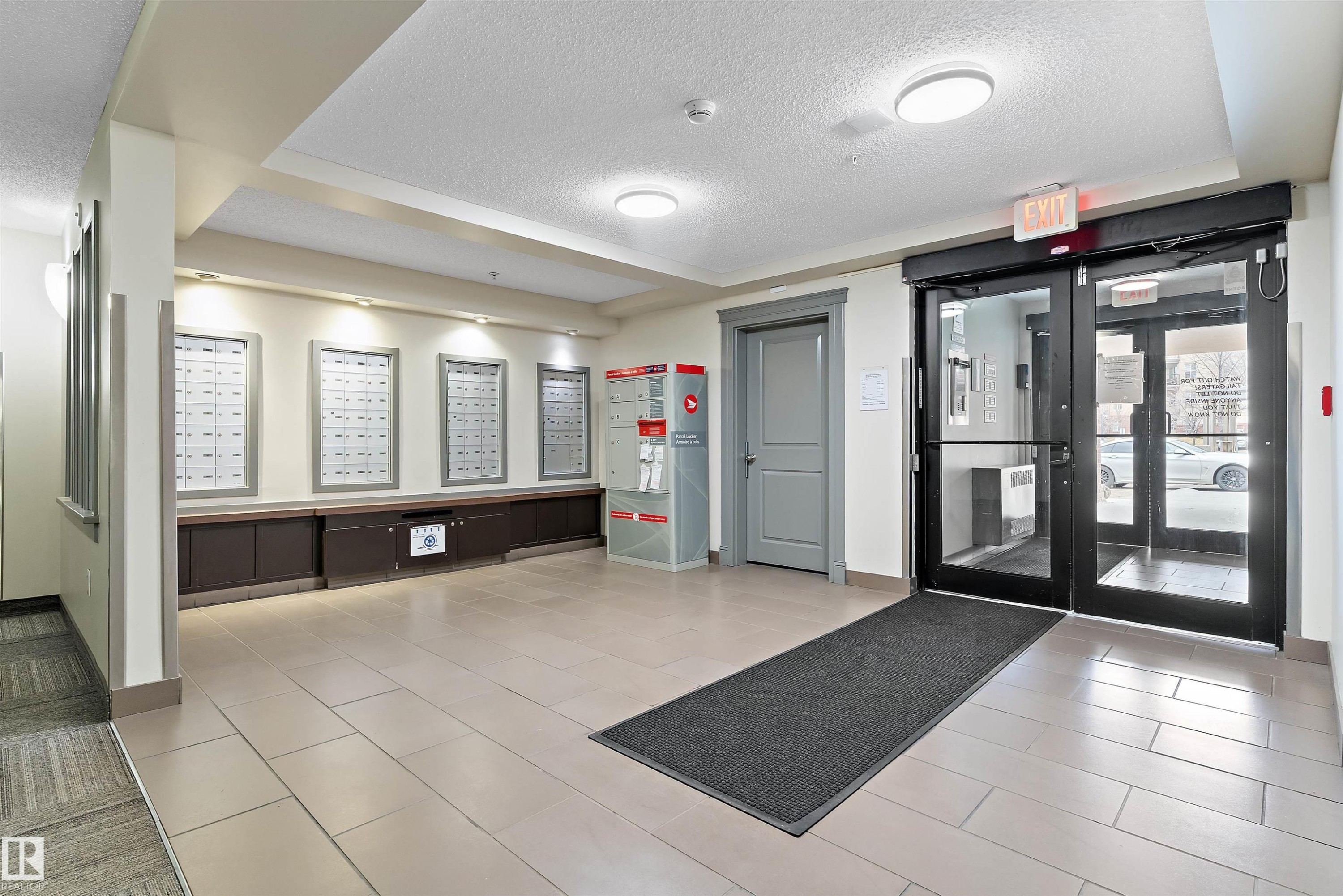 Edmonton, AB - Indoor Photo Showing Other Room