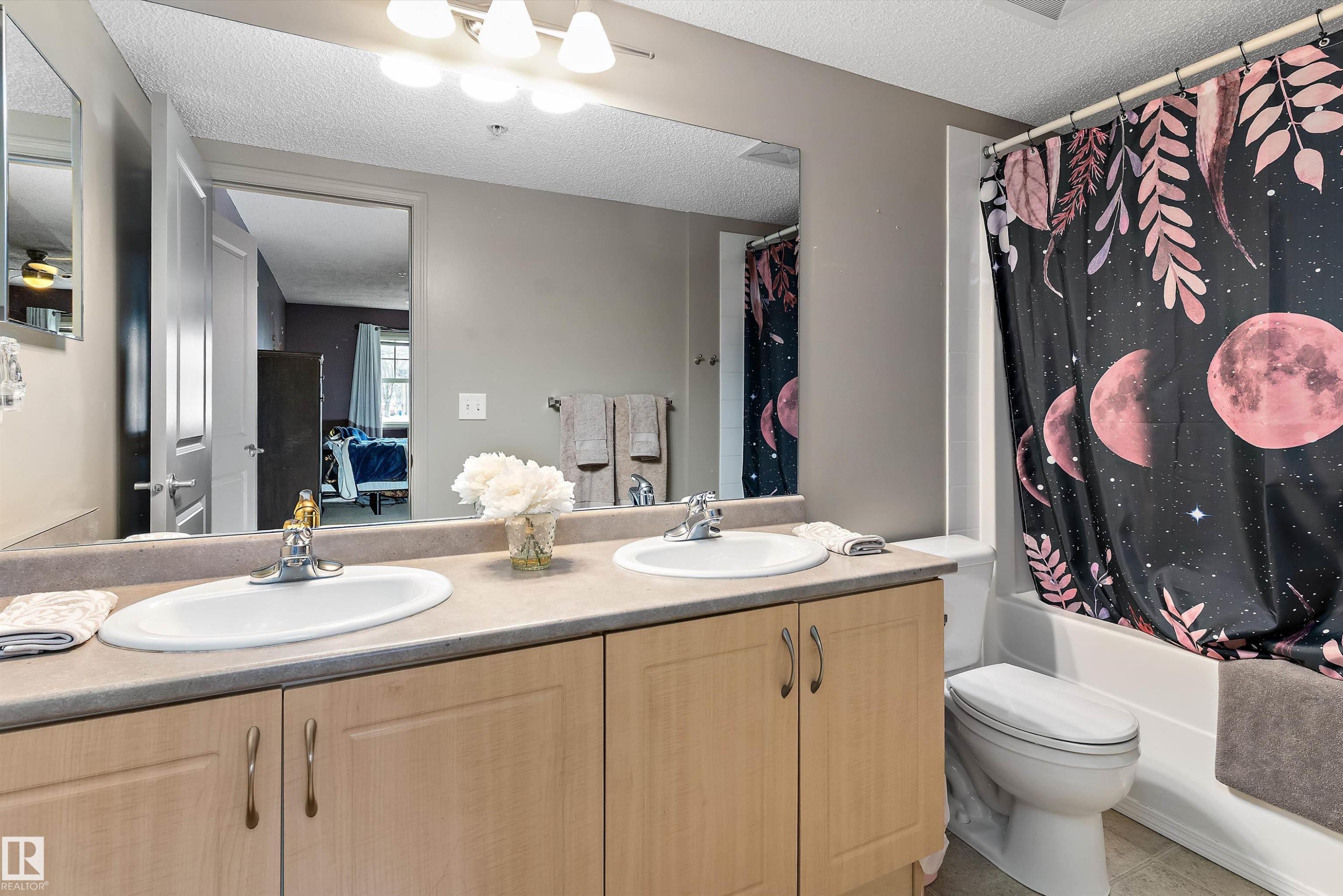 Edmonton, AB - Indoor Photo Showing Bathroom