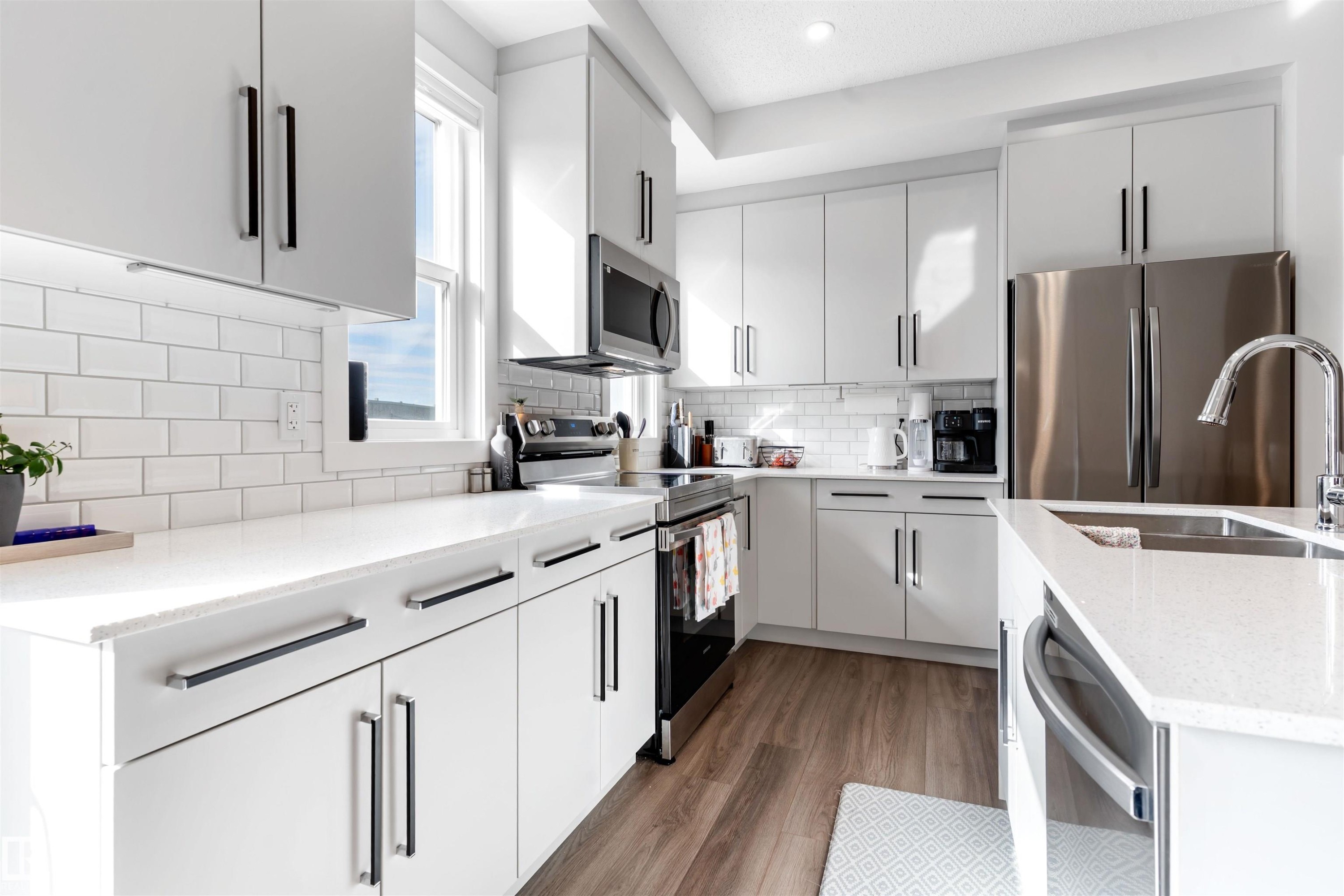 15 Gambel Loop, Spruce Grove, AB - Indoor Photo Showing Kitchen With Stainless Steel Kitchen With Double Sink With Upgraded Kitchen
