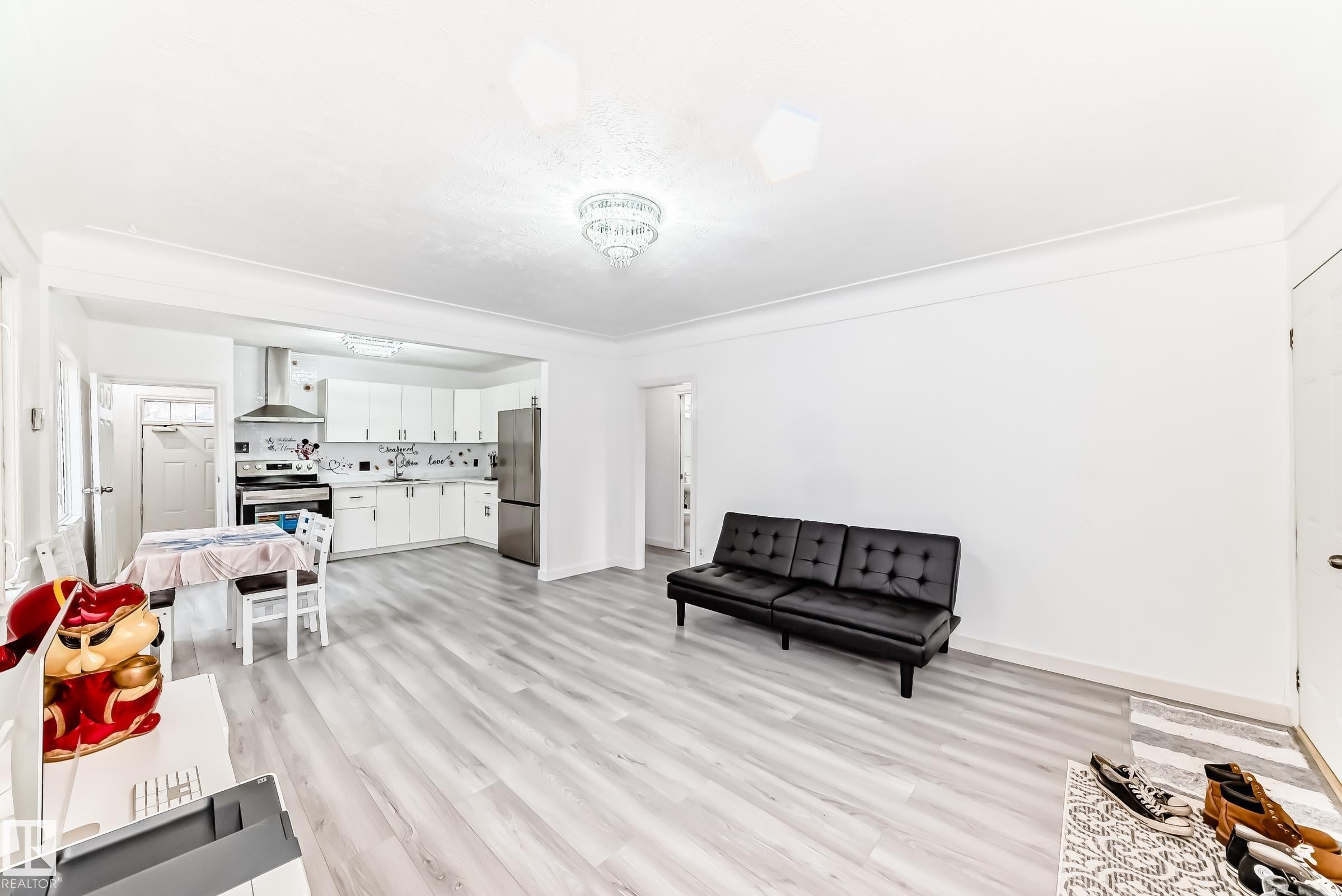 9221 110 Avenue, Edmonton, AB - Indoor