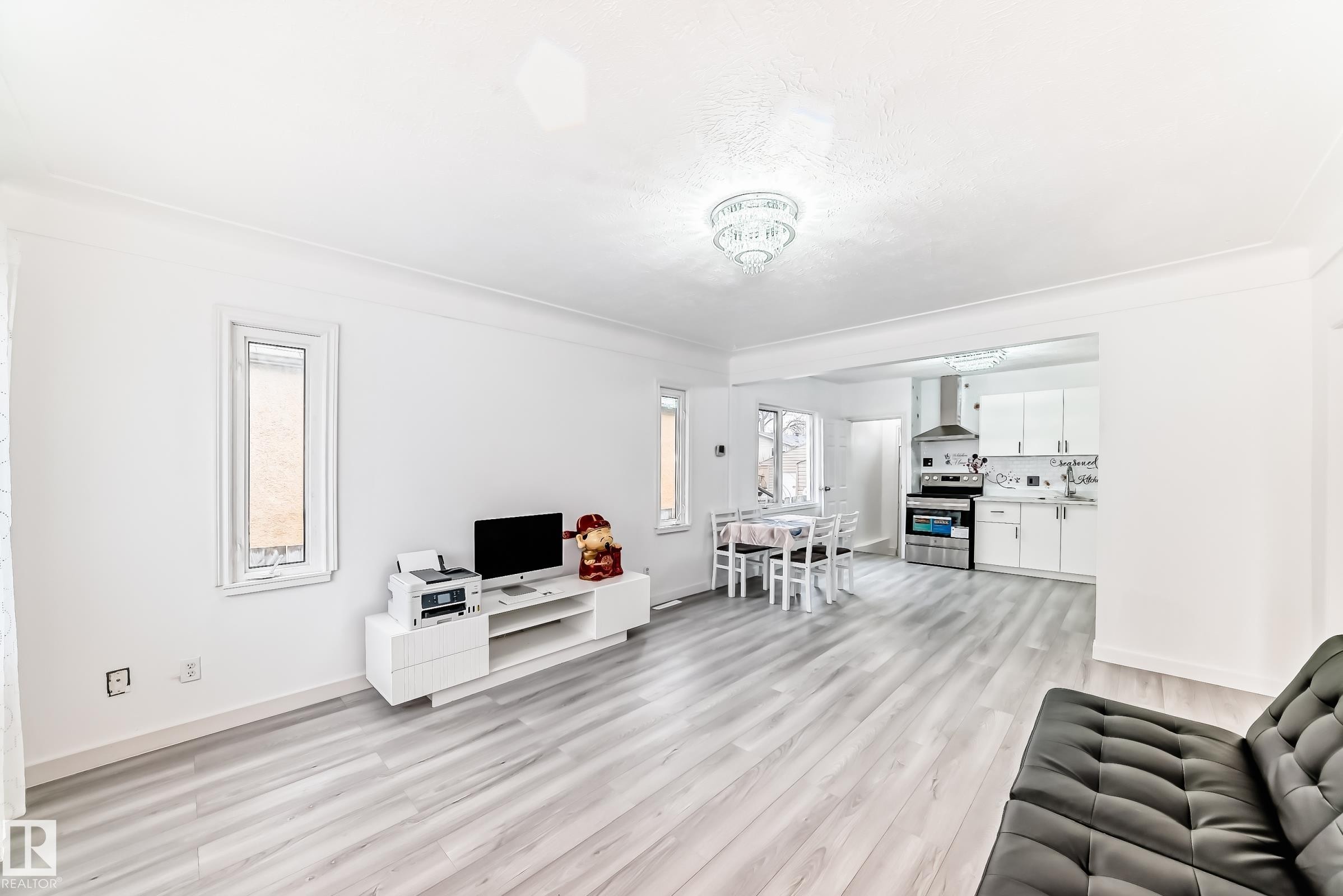 9221 110 Avenue, Edmonton, AB - Indoor