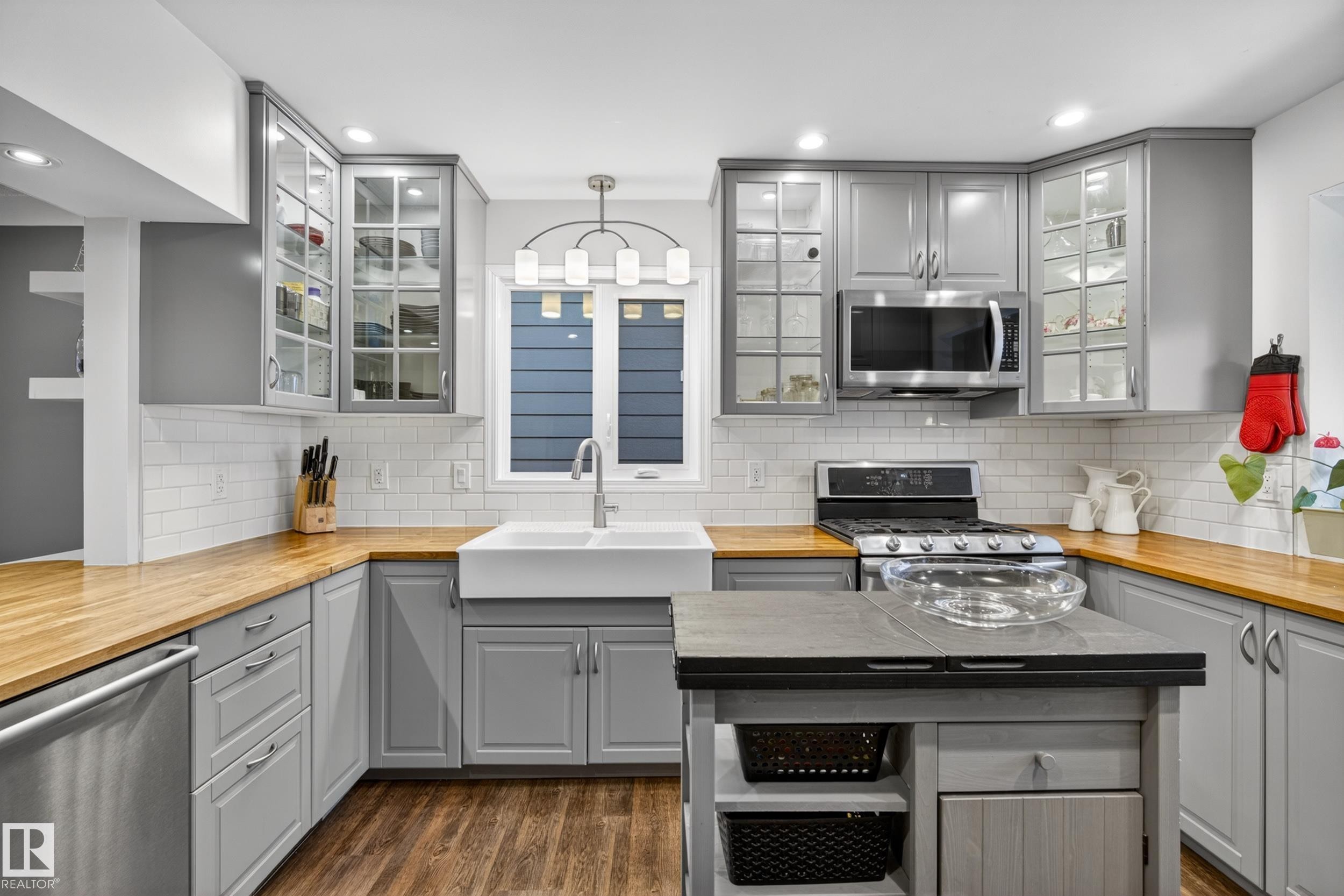 10328 76 Street, Edmonton, AB - Indoor Photo Showing Kitchen
