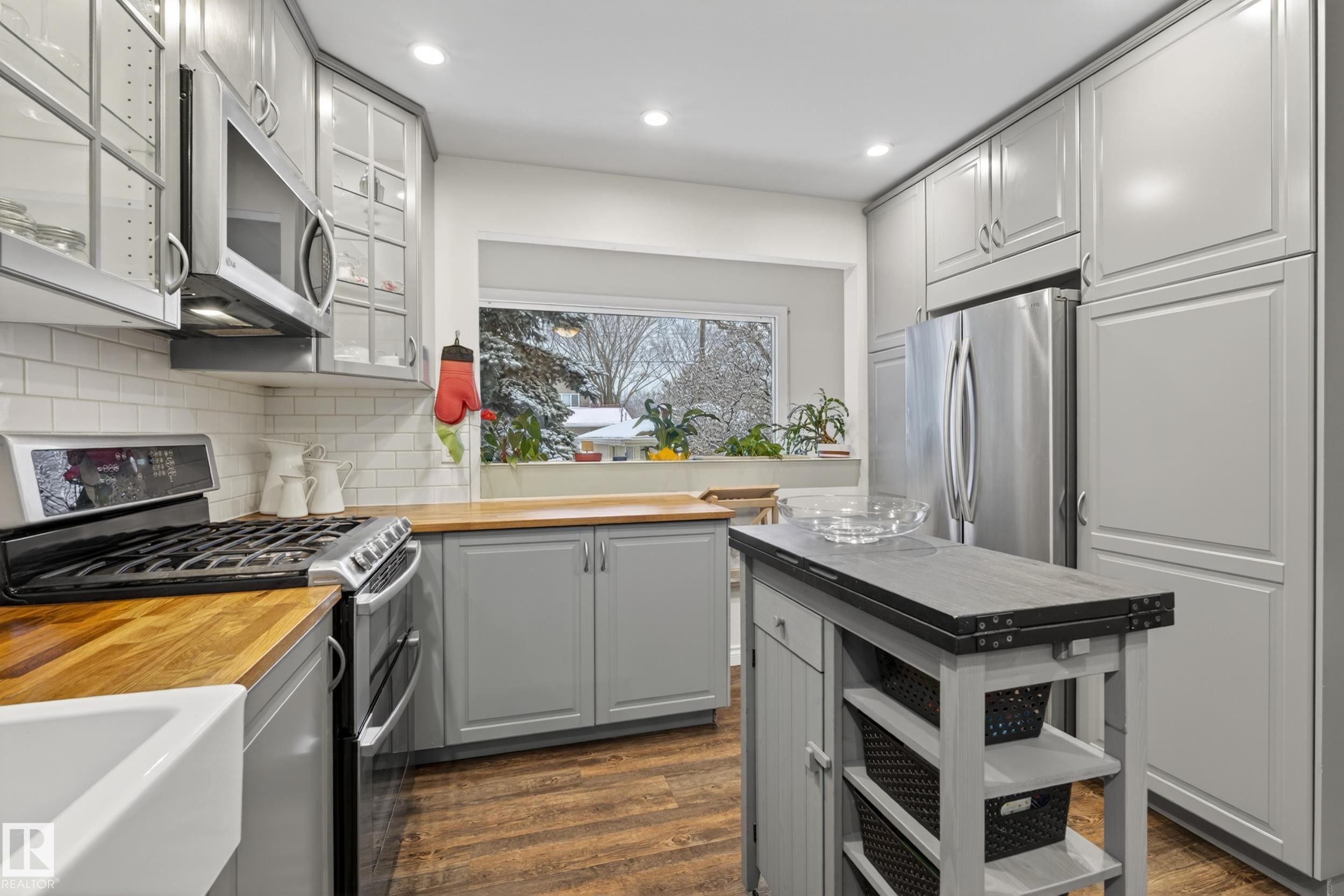 10328 76 Street, Edmonton, AB - Indoor Photo Showing Kitchen With Upgraded Kitchen