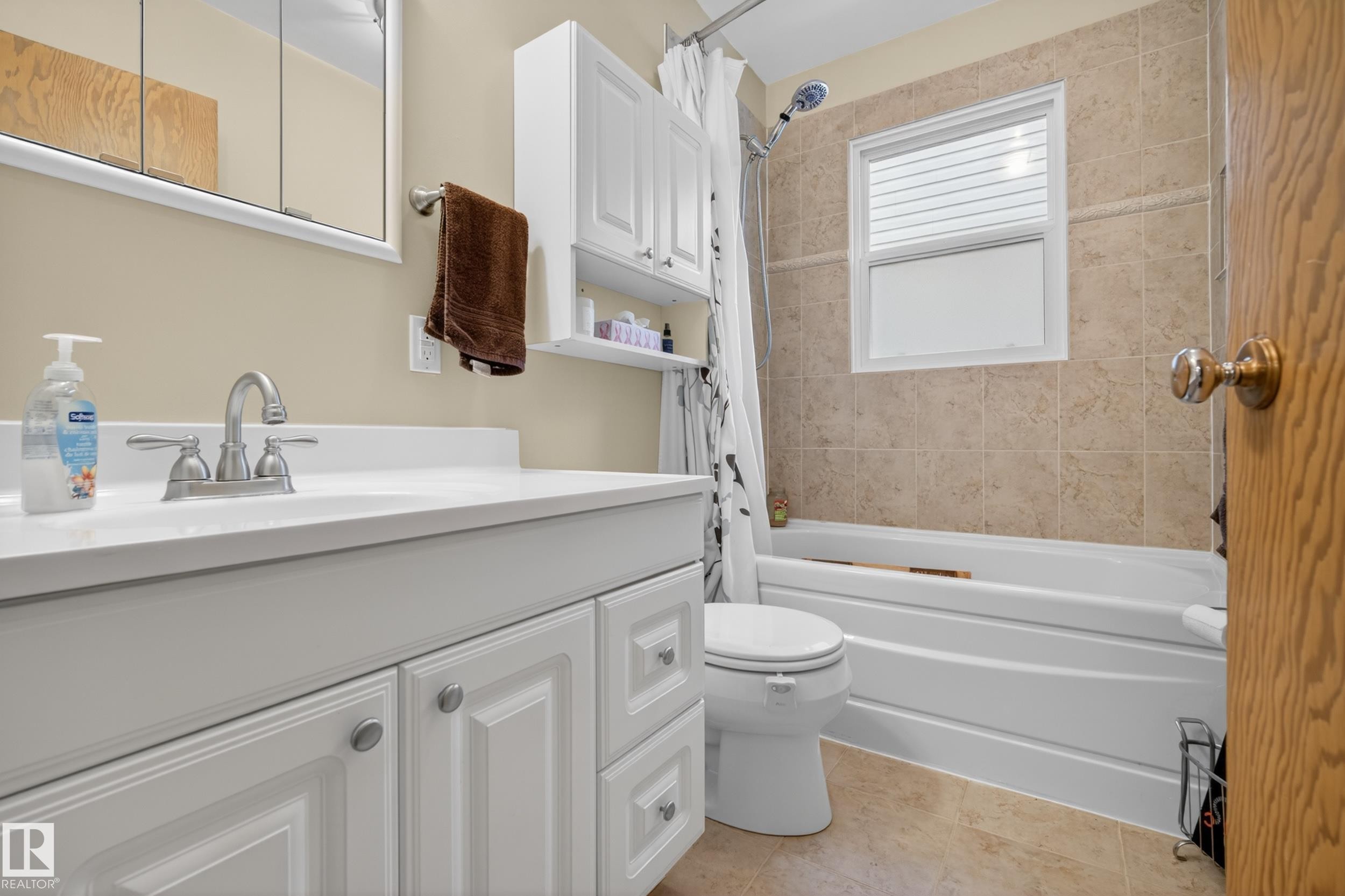 10328 76 Street, Edmonton, AB - Indoor Photo Showing Bathroom