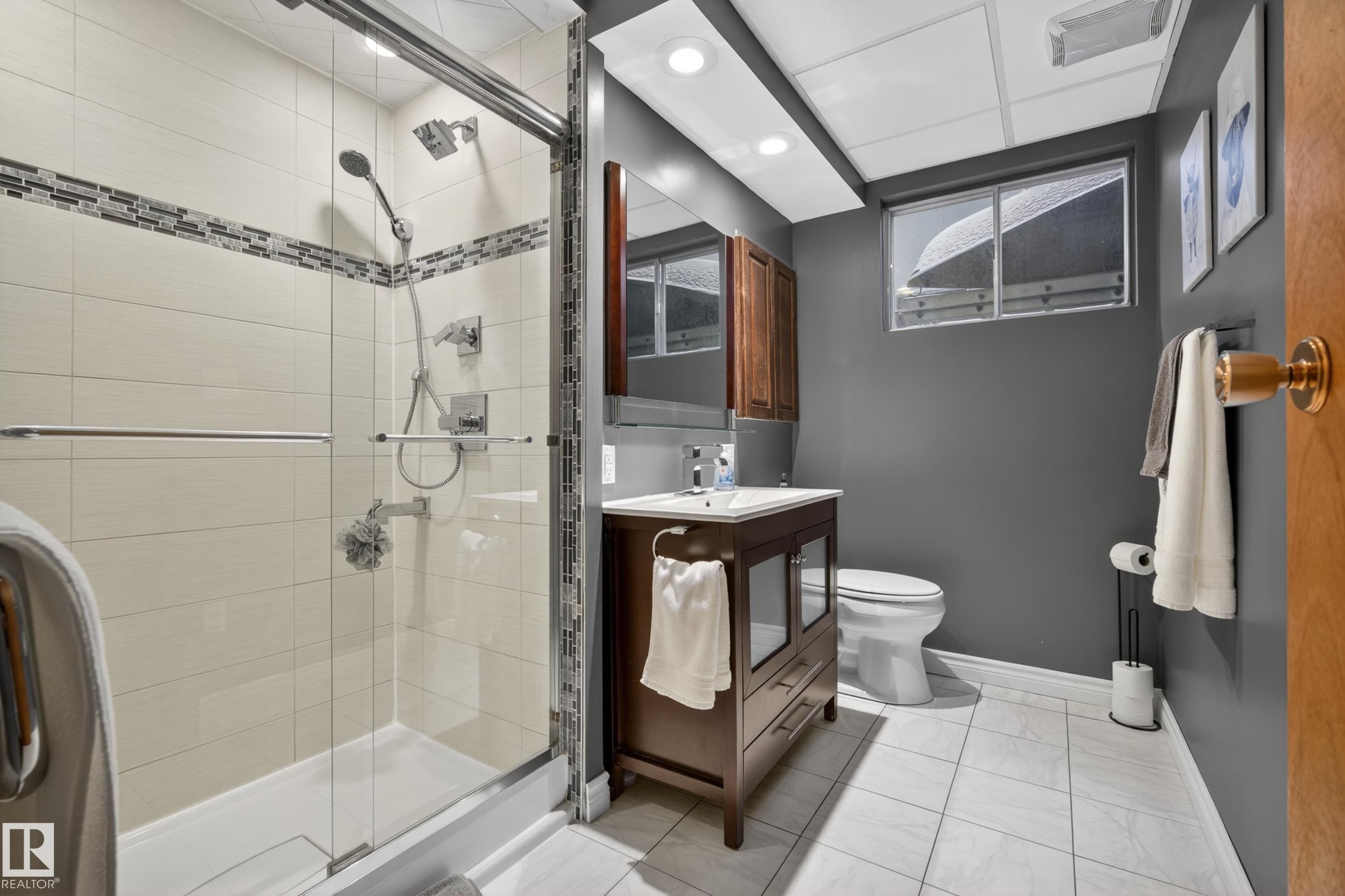 10328 76 Street, Edmonton, AB - Indoor Photo Showing Bathroom