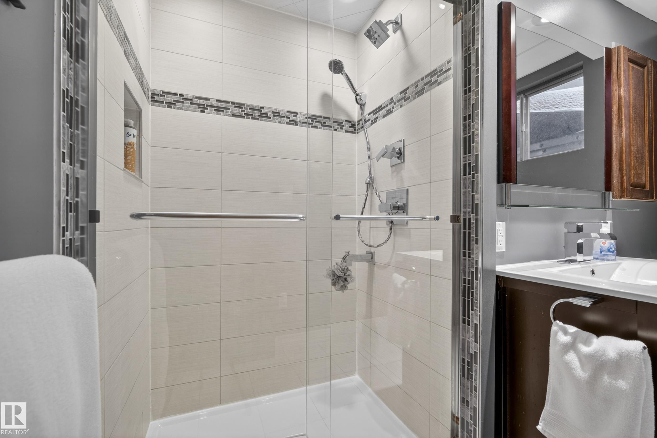 10328 76 Street, Edmonton, AB - Indoor Photo Showing Bathroom
