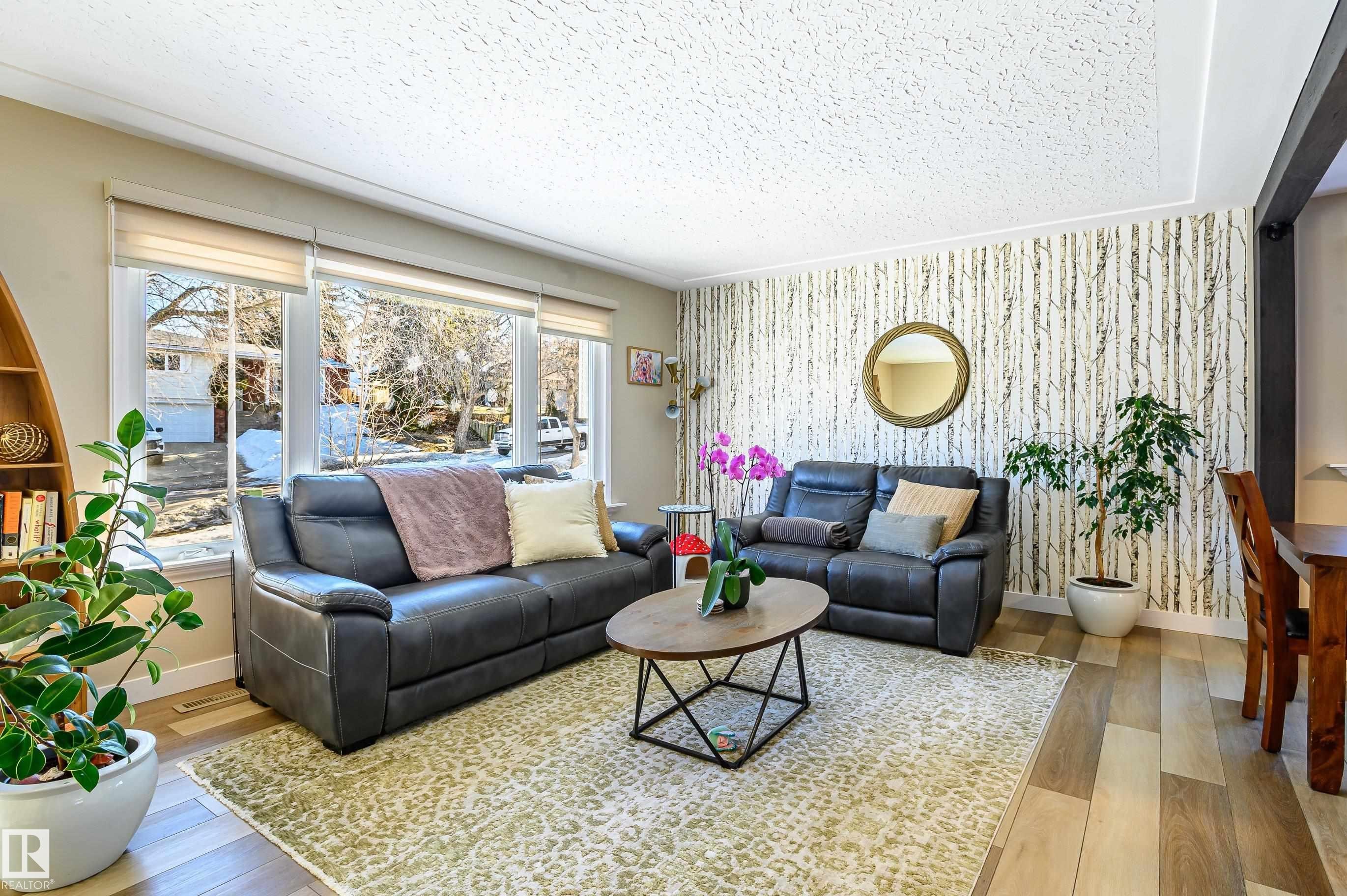 10 Glenhaven Crescent, St. Albert, AB - Indoor Photo Showing Living Room