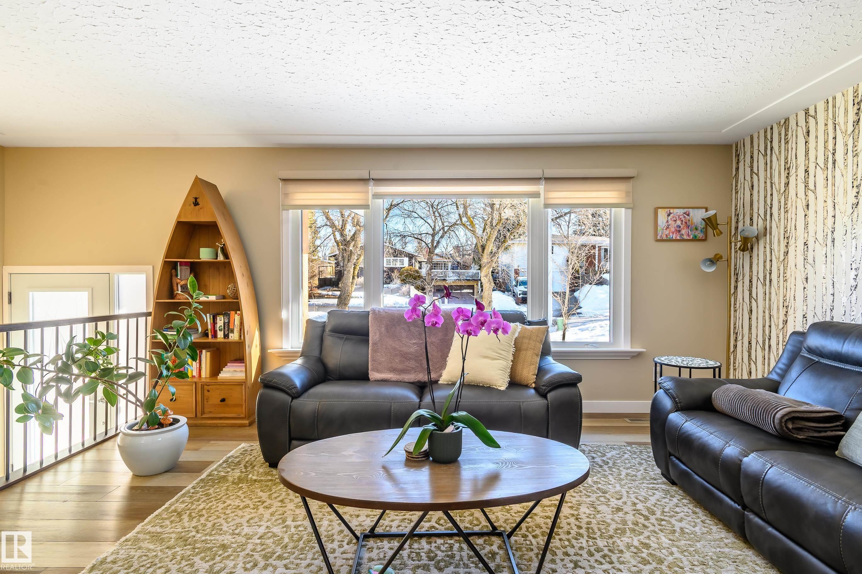10 Glenhaven Crescent, St. Albert, AB - Indoor Photo Showing Living Room