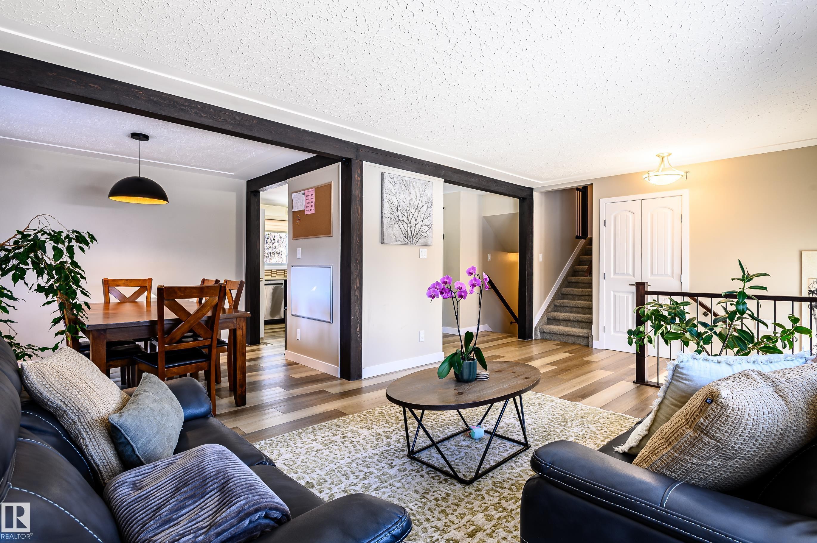 10 Glenhaven Crescent, St. Albert, AB - Indoor Photo Showing Living Room